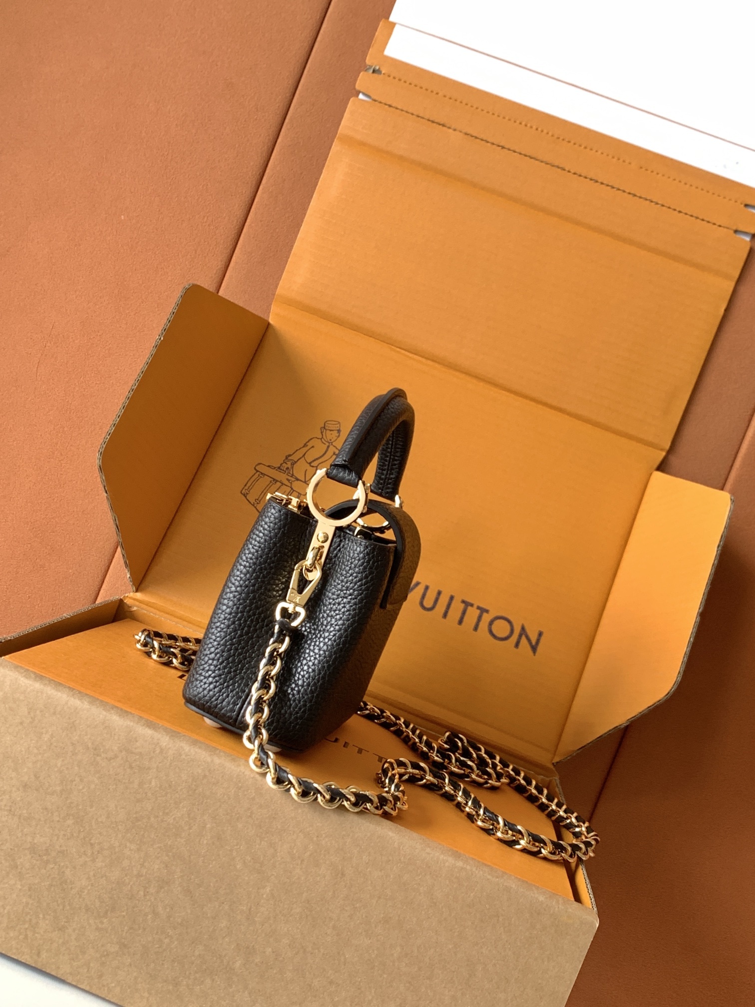 特级全钢 M10166黑色金本款超迷你Capucines Nano手袋出自Capucines Flowe