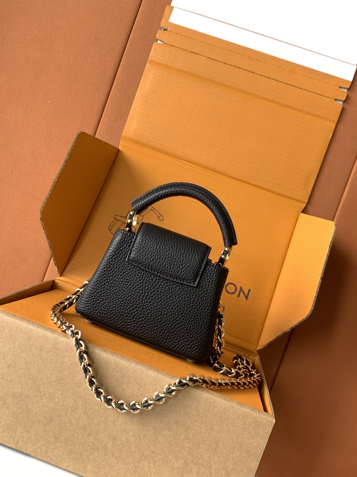 特级全钢 M10166黑色金本款超迷你Capucines Nano手袋出自Capucines Flowe