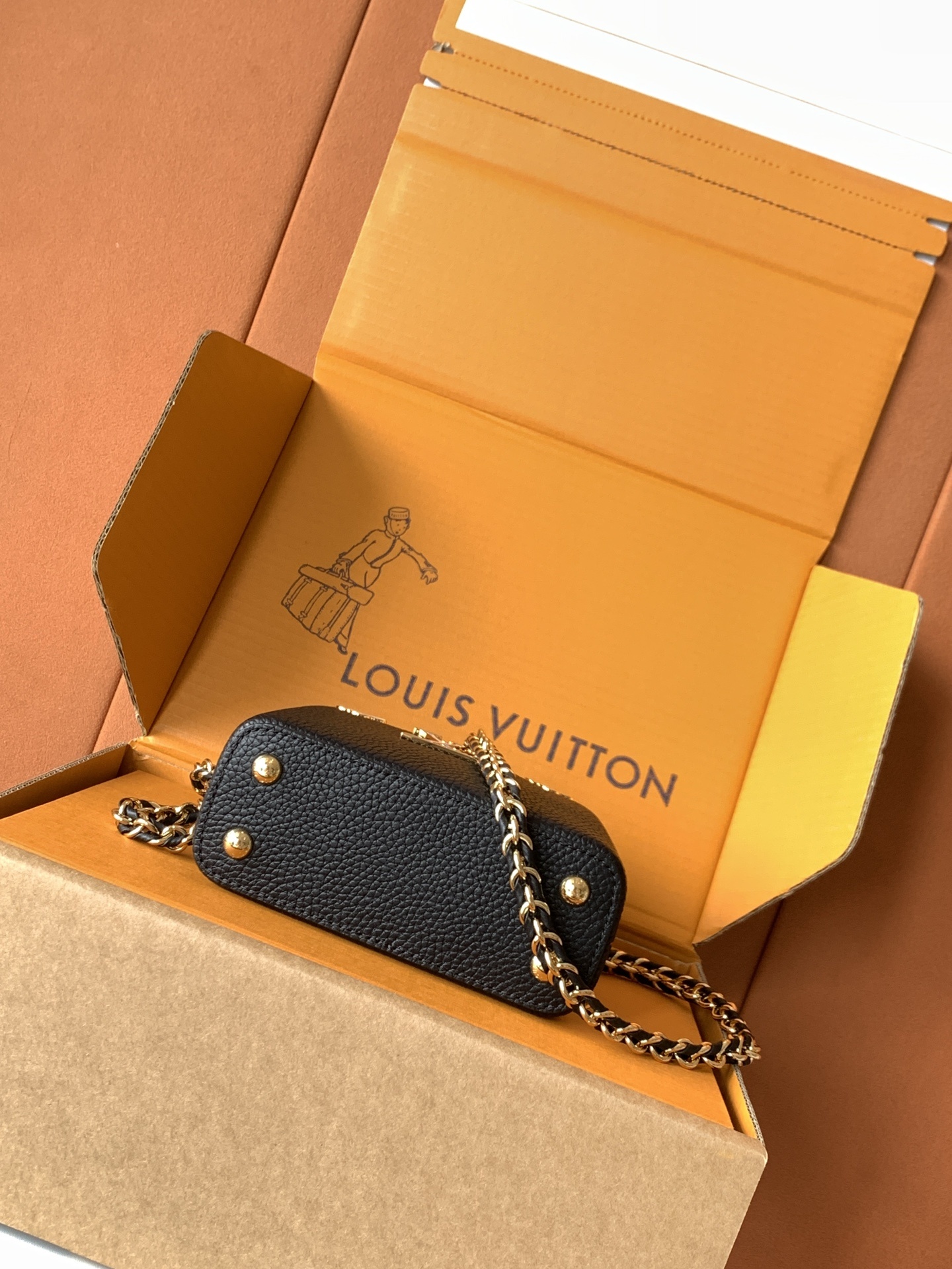 特级全钢 M10166黑色金本款超迷你Capucines Nano手袋出自Capucines Flowe