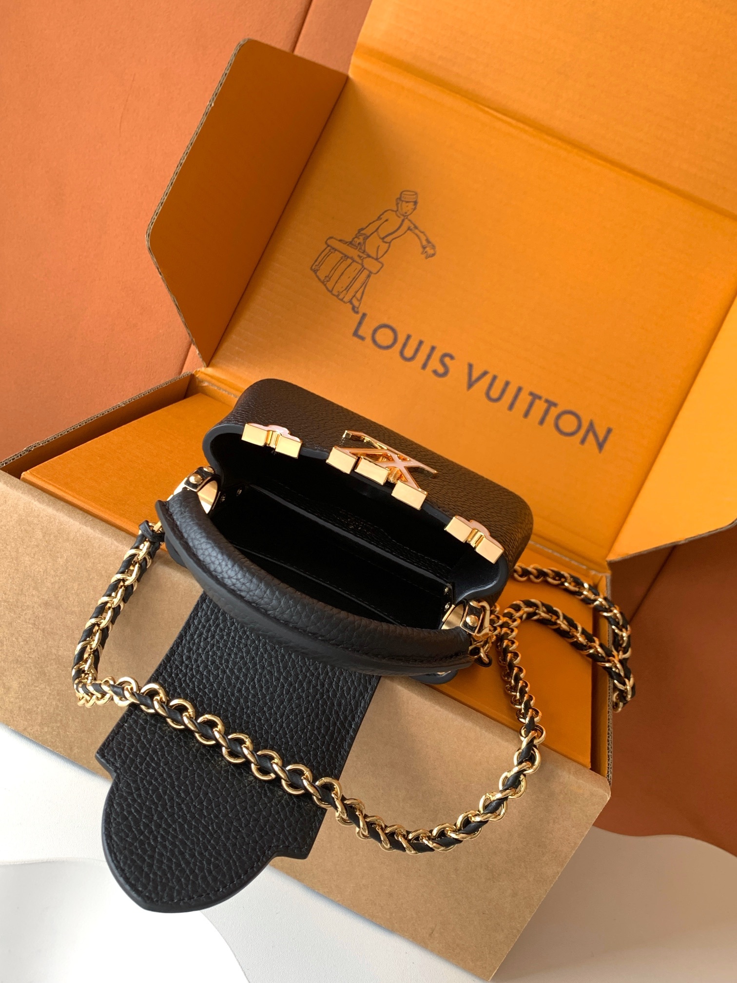 特级全钢 M10166黑色金本款超迷你Capucines Nano手袋出自Capucines Flowe