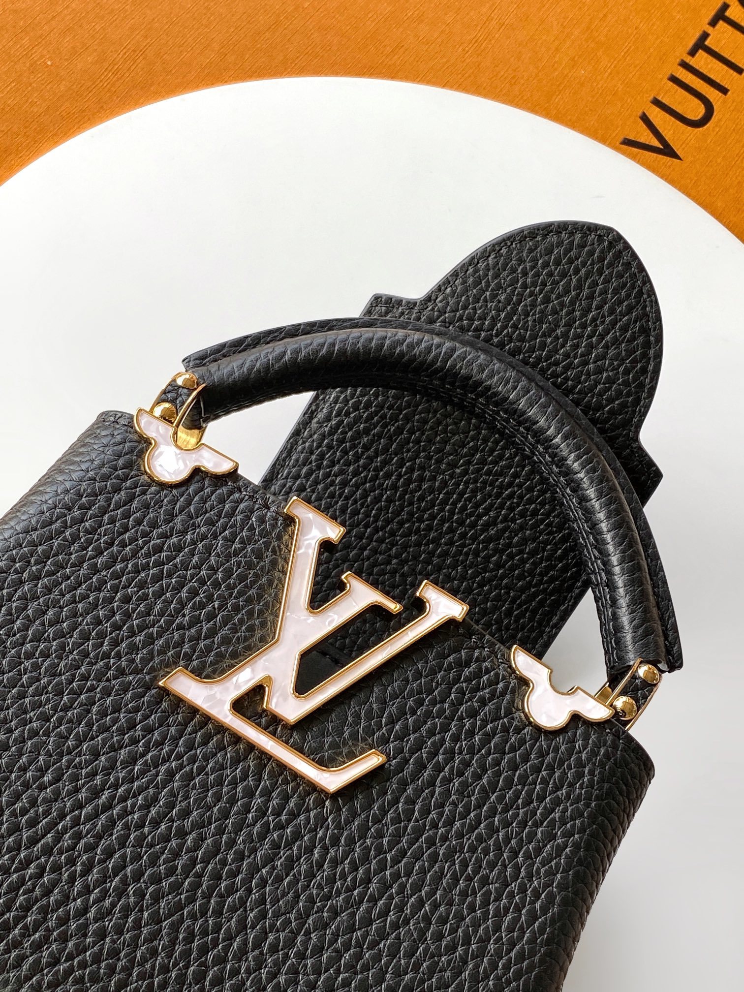 特级全钢 M10166黑色金本款超迷你Capucines Nano手袋出自Capucines Flowe