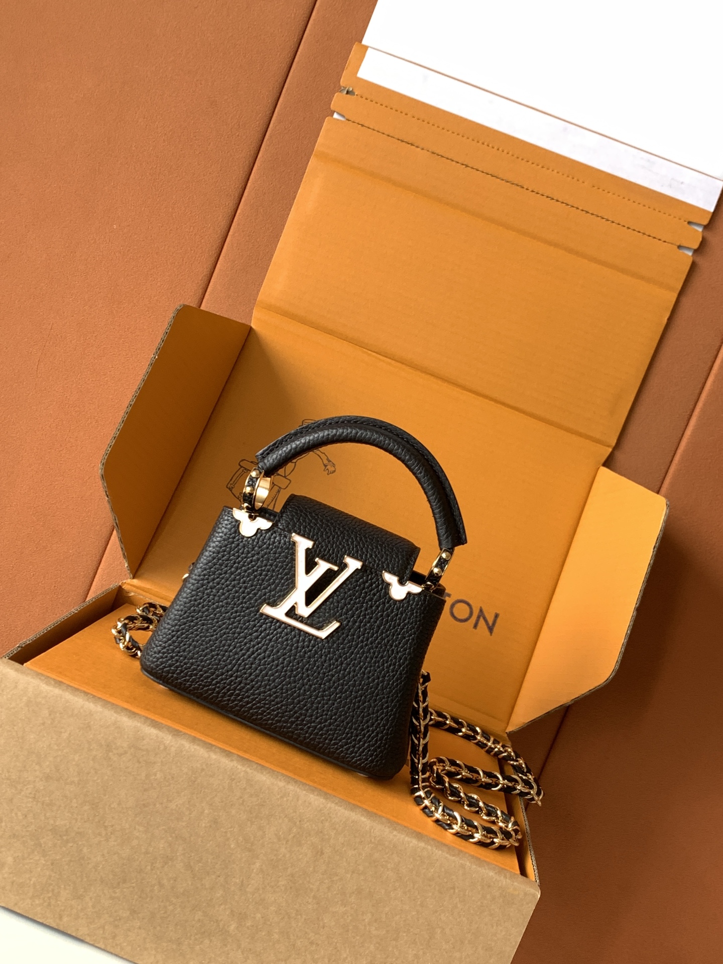 特级全钢 M10166黑色金本款超迷你Capucines Nano手袋出自Capucines Flowe