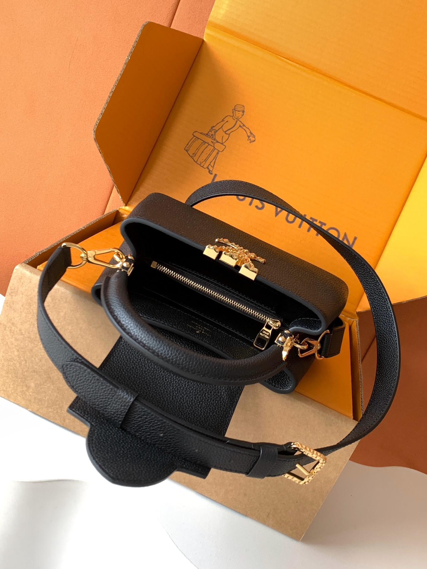 【全钢五金 变码芯片】特级配全套包装 CAPUCINES EAST WEST 迷你手袋 款号M24671