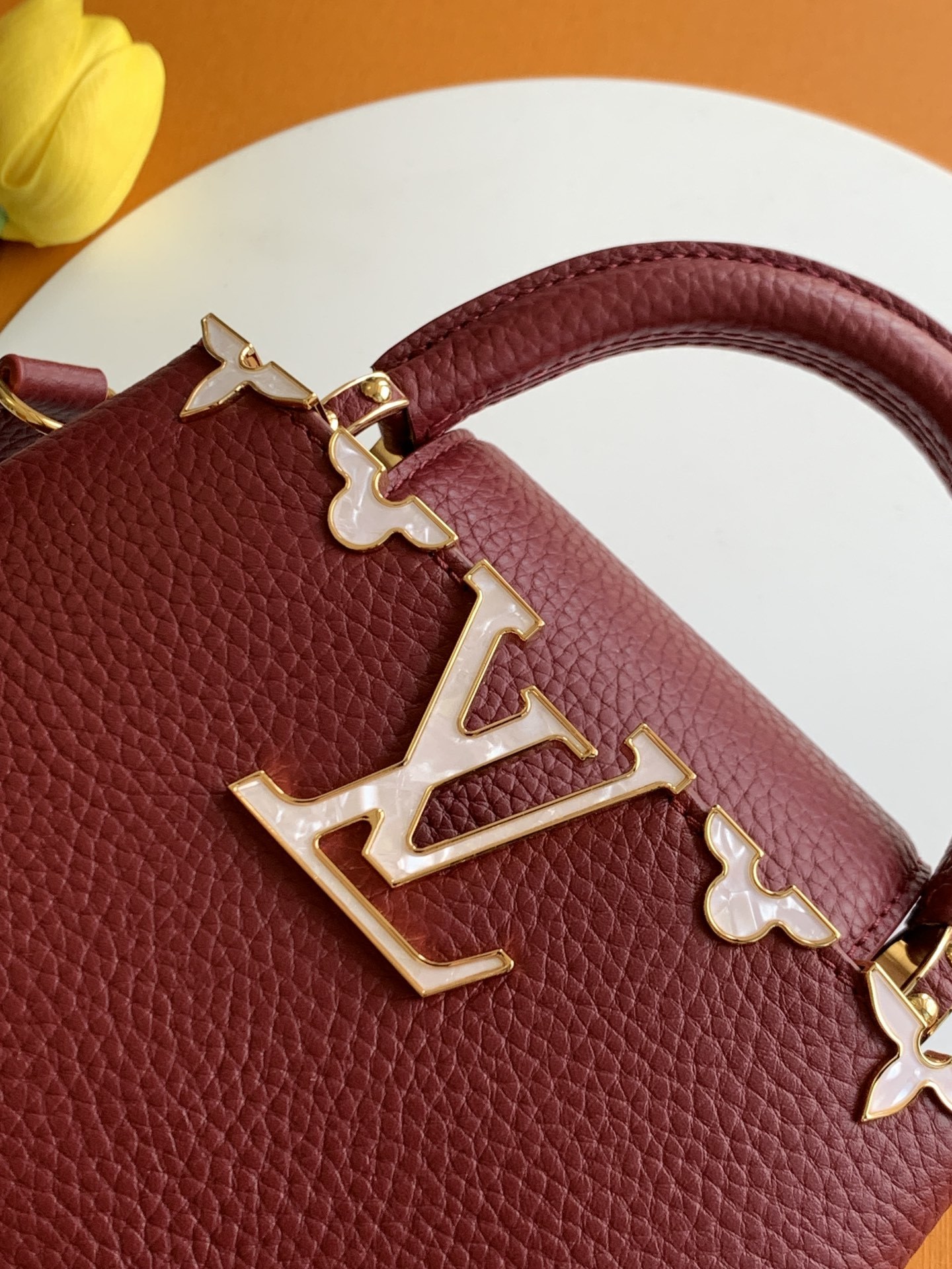 特级全钢 M11341枣红金本款Capucines迷你手袋出自Flower Crown系列,为考究构型融