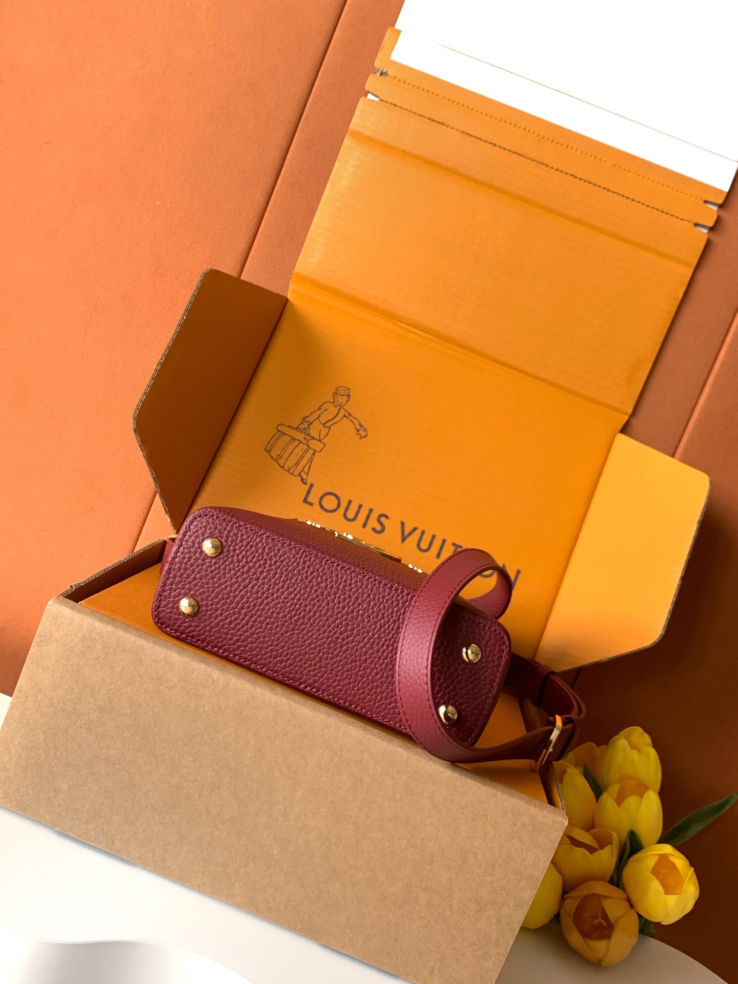 特级全钢 M11341枣红金本款Capucines迷你手袋出自Flower Crown系列,为考究构型融