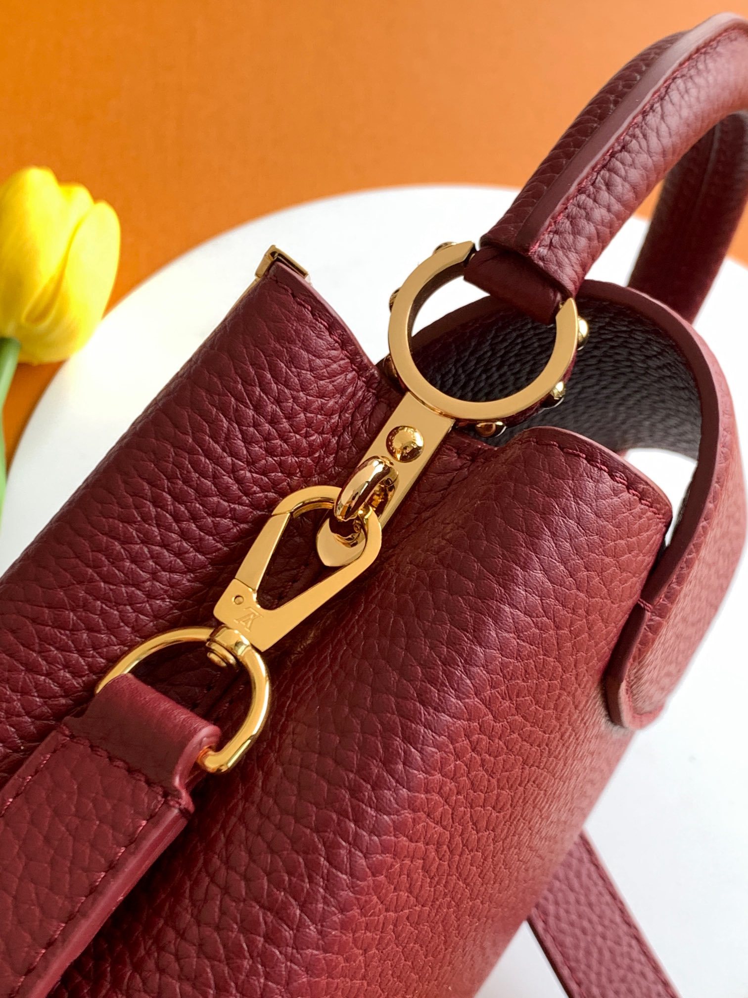 特级全钢 M11341枣红金本款Capucines迷你手袋出自Flower Crown系列,为考究构型融