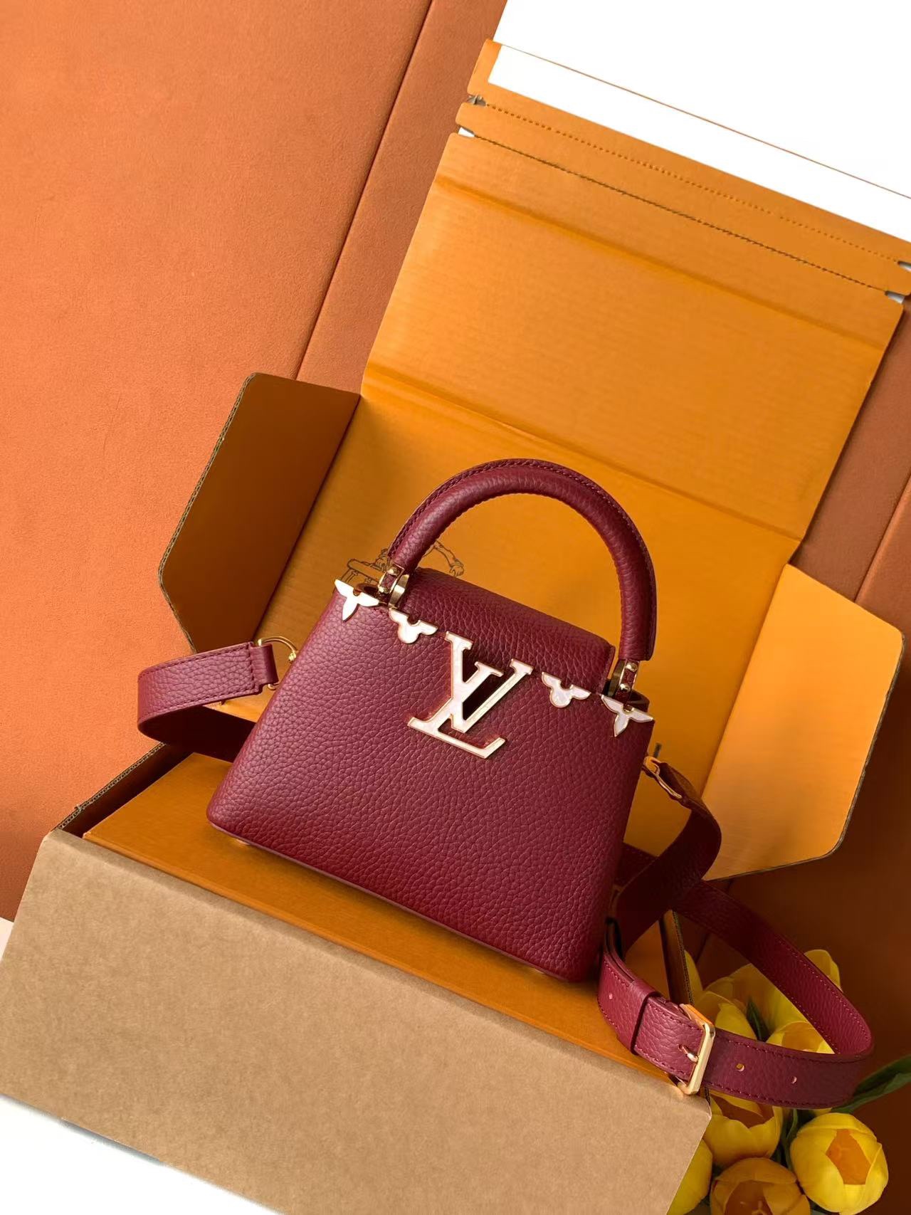 特级全钢 M11341枣红金本款Capucines迷你手袋出自Flower Crown系列，为考究构型融