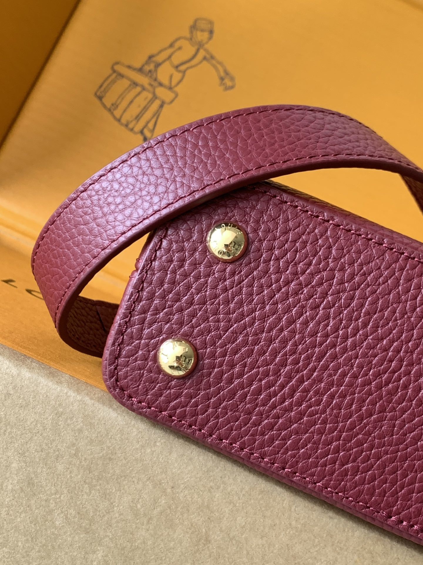 特级全钢 M11341枣红金本款Capucines迷你手袋出自Flower Crown系列,为考究构型融