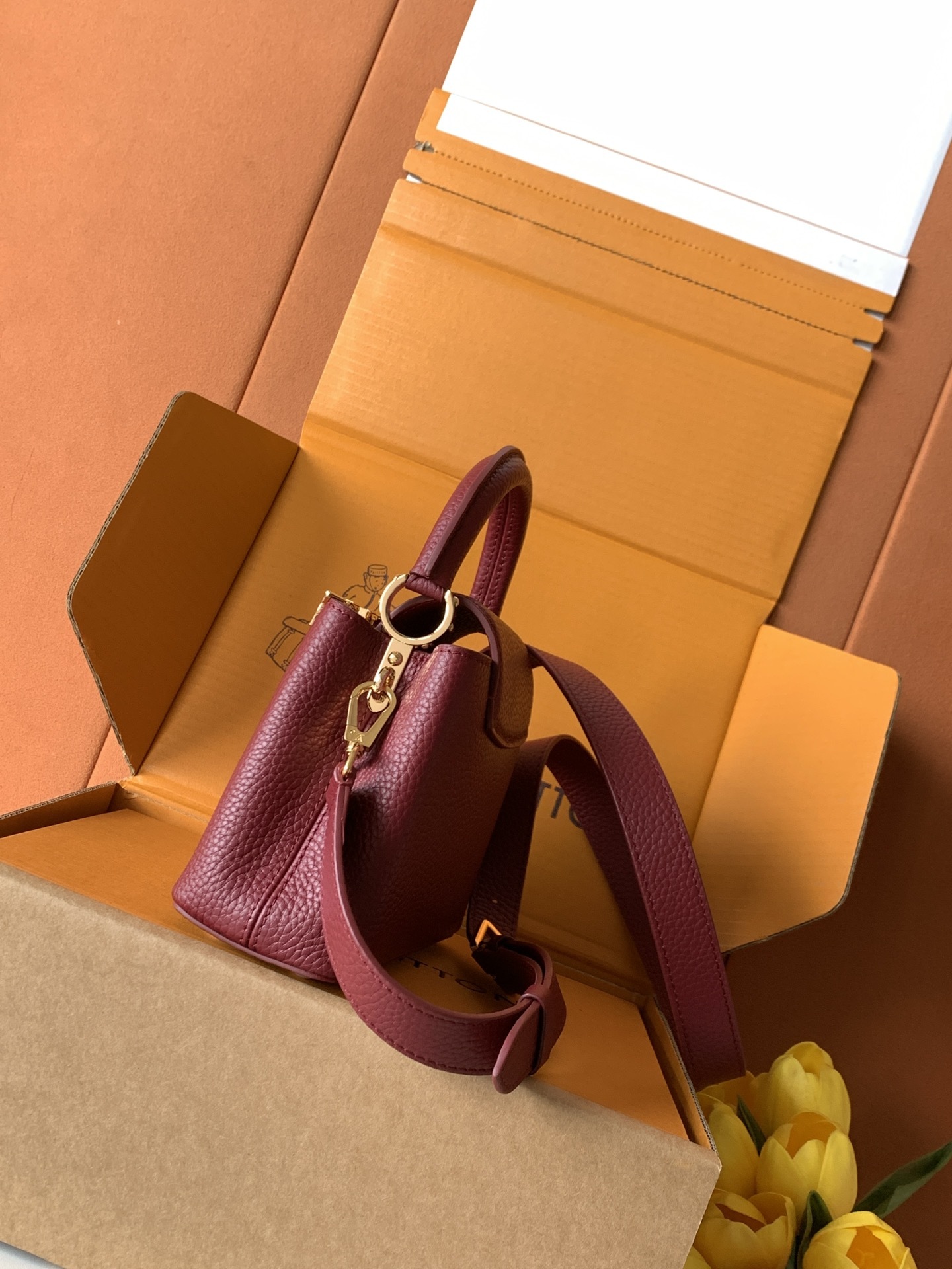 特级全钢 M11341枣红金本款Capucines迷你手袋出自Flower Crown系列,为考究构型融