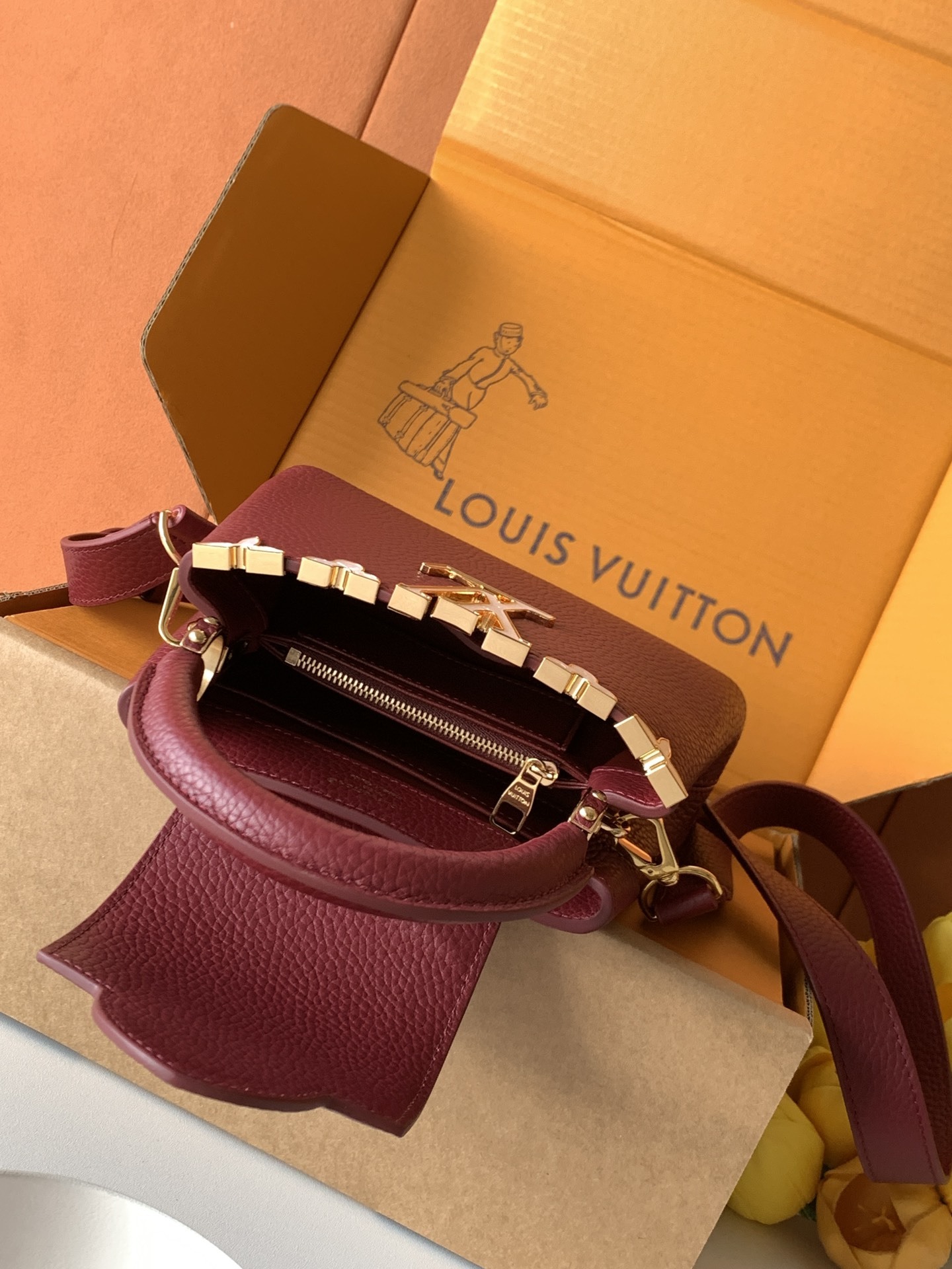 特级全钢 M11341枣红金本款Capucines迷你手袋出自Flower Crown系列,为考究构型融