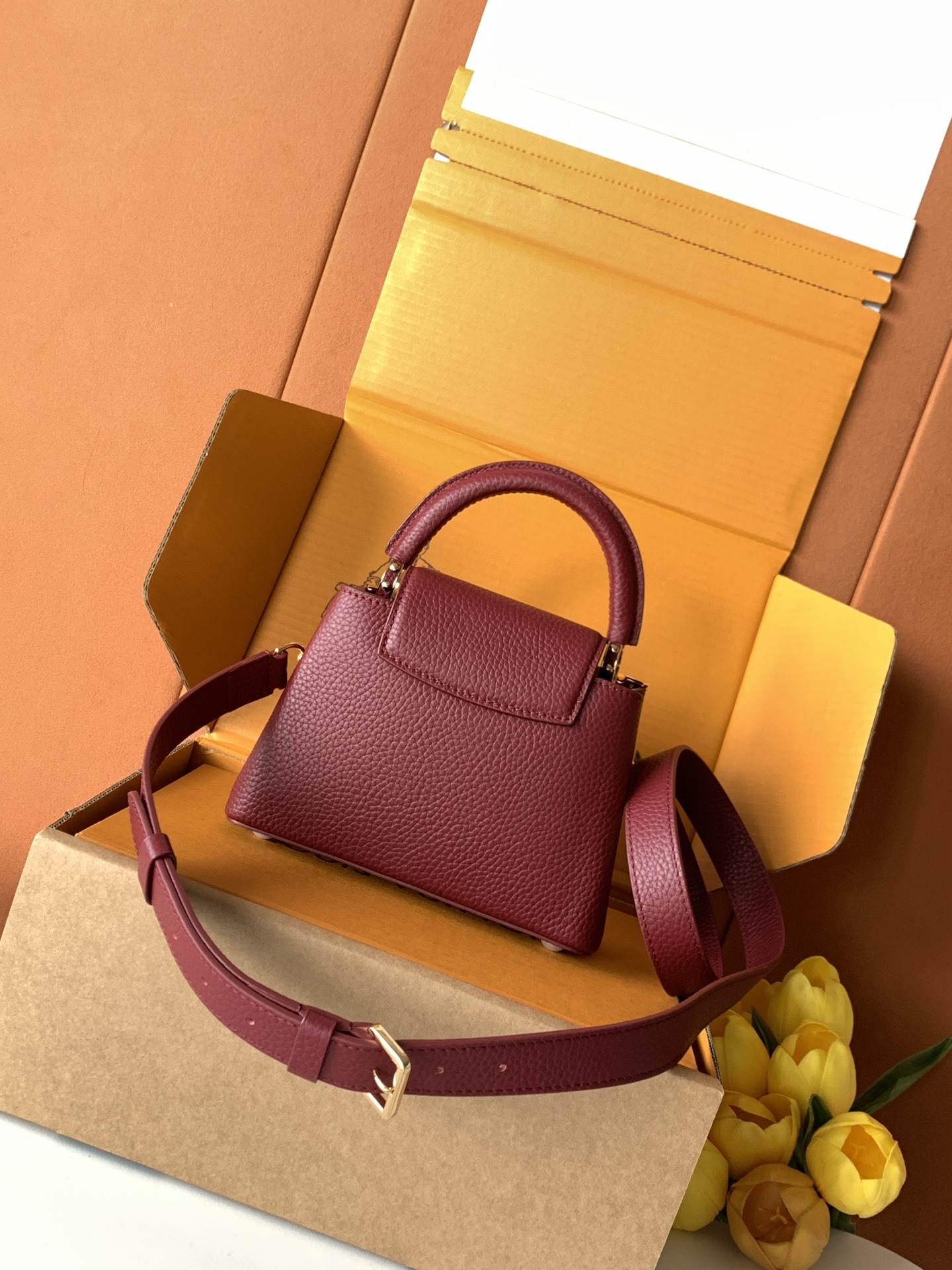 特级全钢 M11341枣红金本款Capucines迷你手袋出自Flower Crown系列,为考究构型融