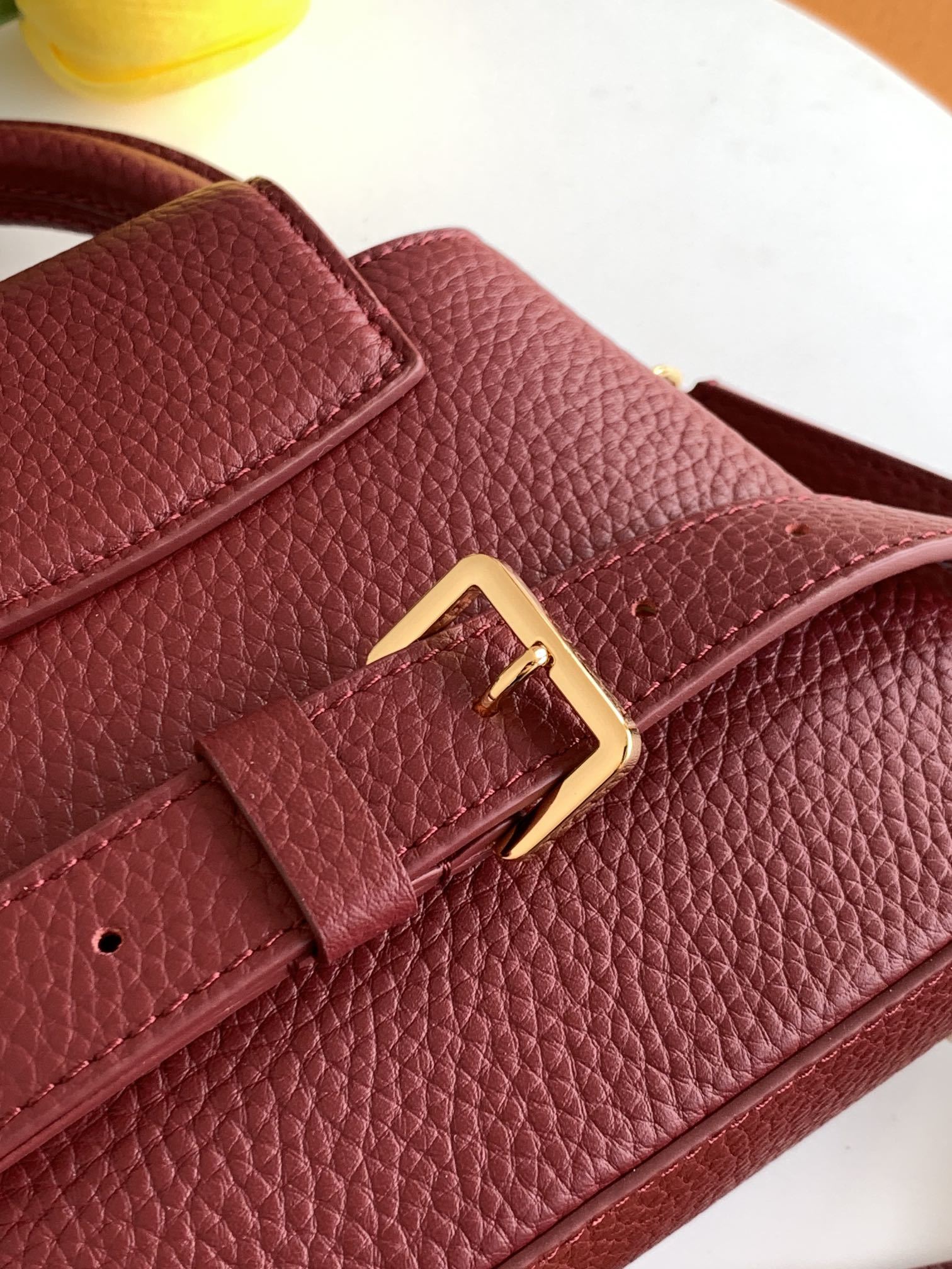 特级全钢 M11341枣红金本款Capucines迷你手袋出自Flower Crown系列,为考究构型融