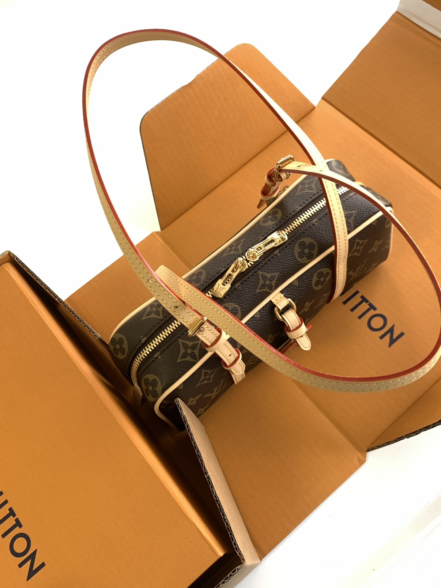 特级全钢 M47031 回溯1980年代Cite手袋的经典设计,成就此款HangOn手袋的浓郁复古格调。