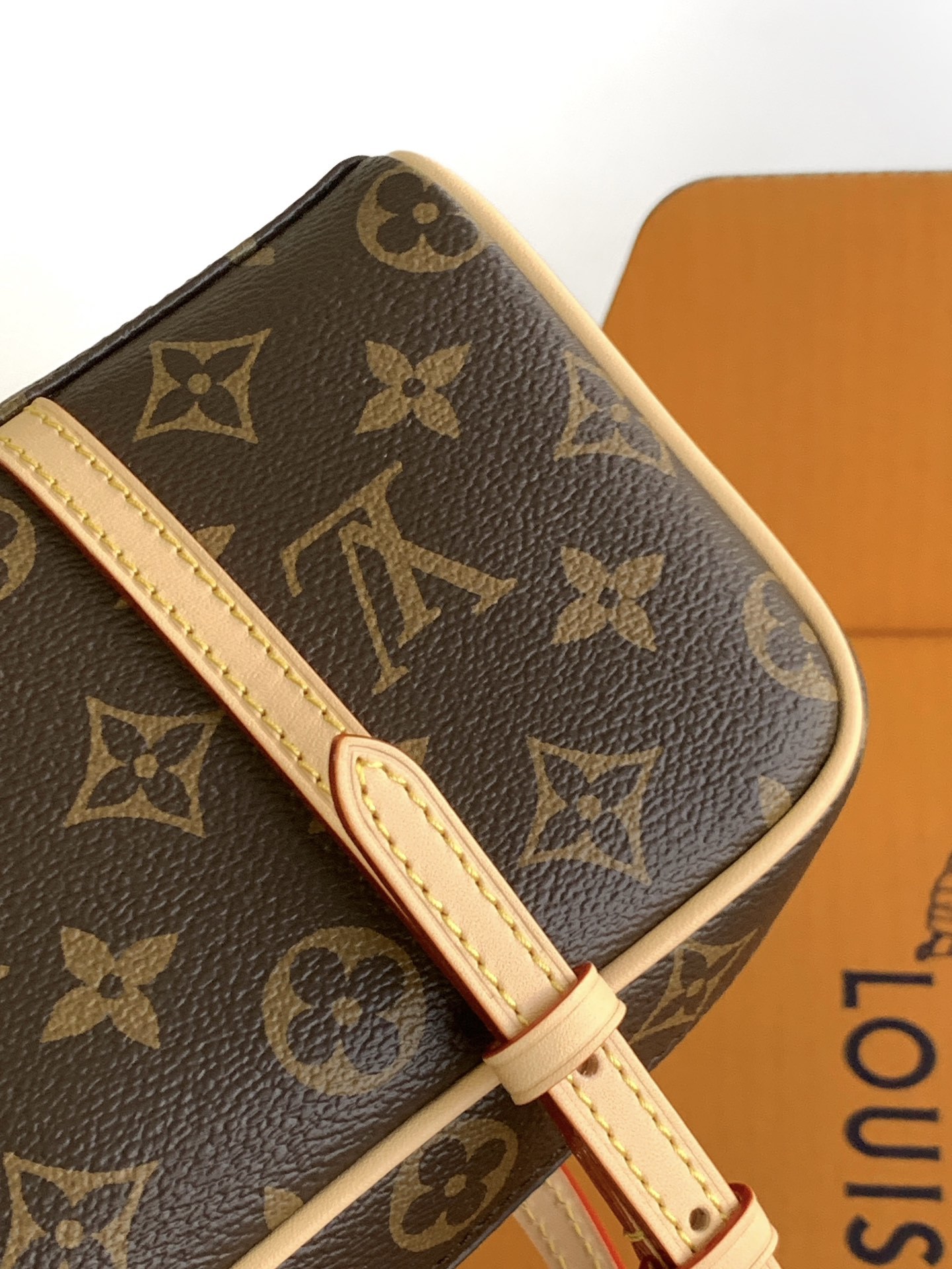 特级全钢 M47031 回溯1980年代Cite手袋的经典设计,成就此款HangOn手袋的浓郁复古格调。