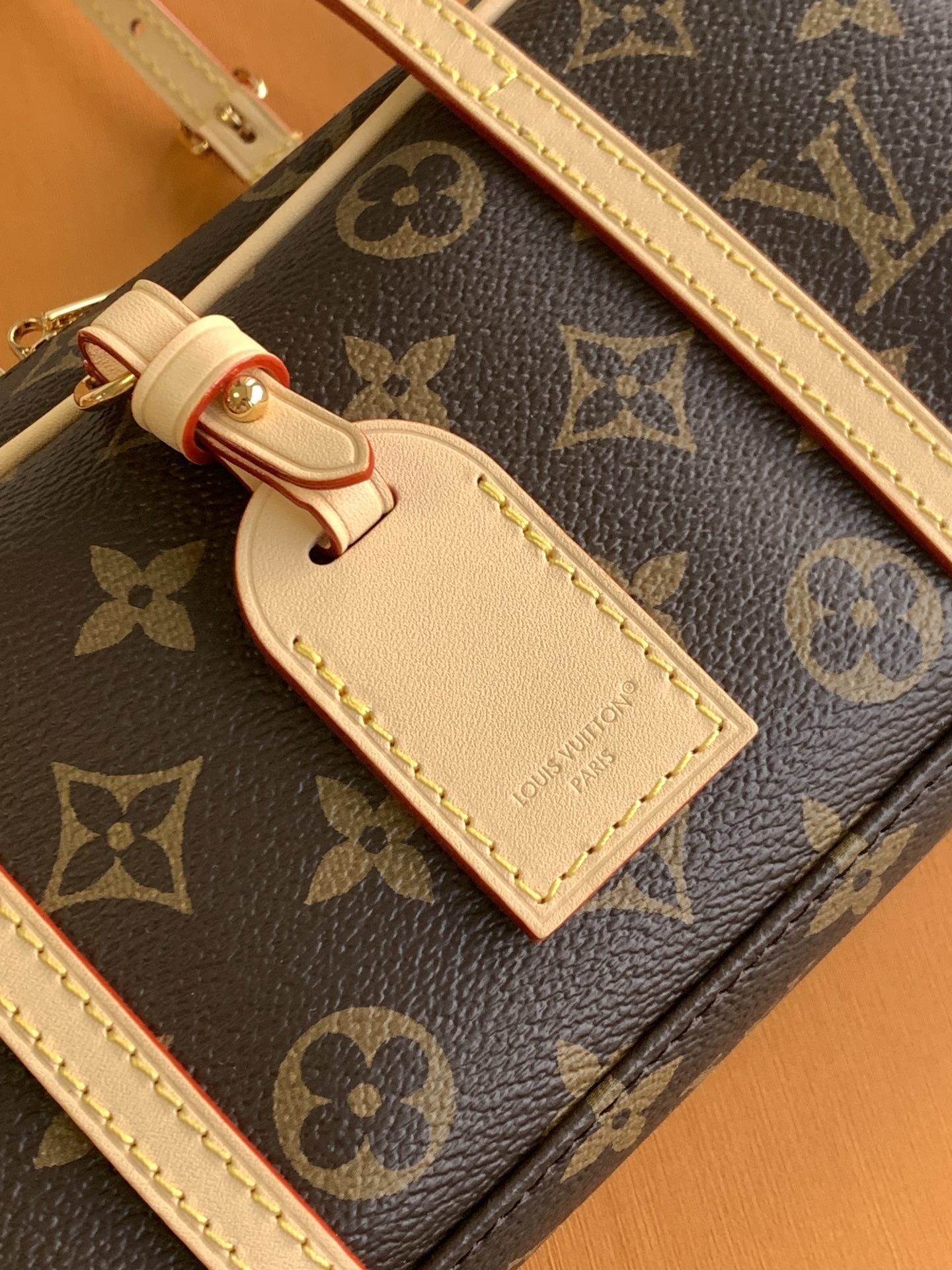 特级全钢 M47031 回溯1980年代Cite手袋的经典设计,成就此款HangOn手袋的浓郁复古格调。