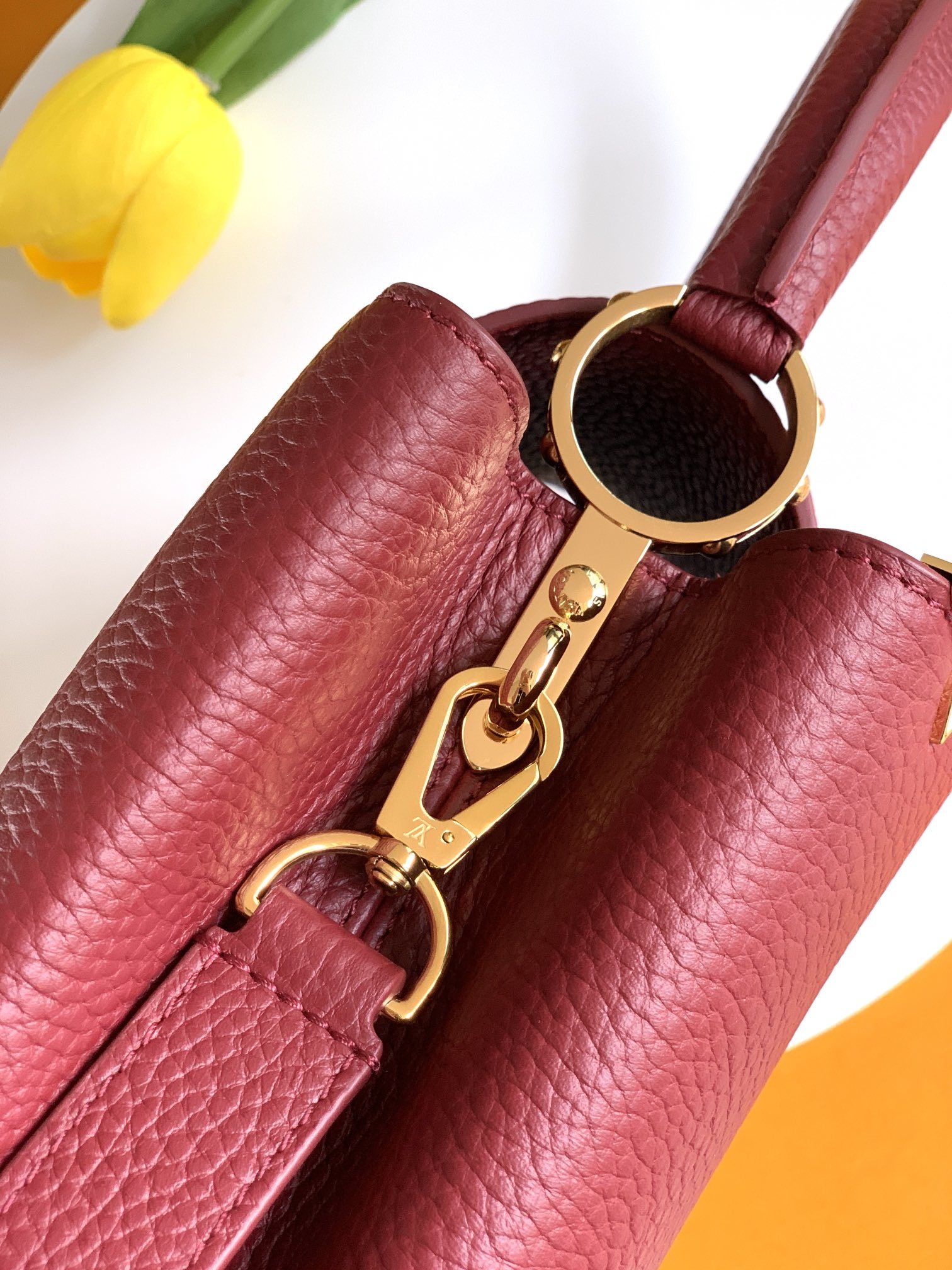 特级全钢 M25404 枣红金 本款Capucines BB手袋取材经典Taurillon 牛皮革,以恰