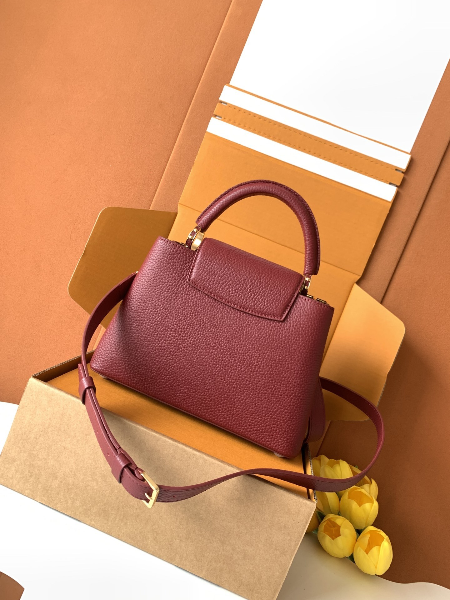 特级全钢 M25404 枣红金 本款Capucines BB手袋取材经典Taurillon 牛皮革,以恰