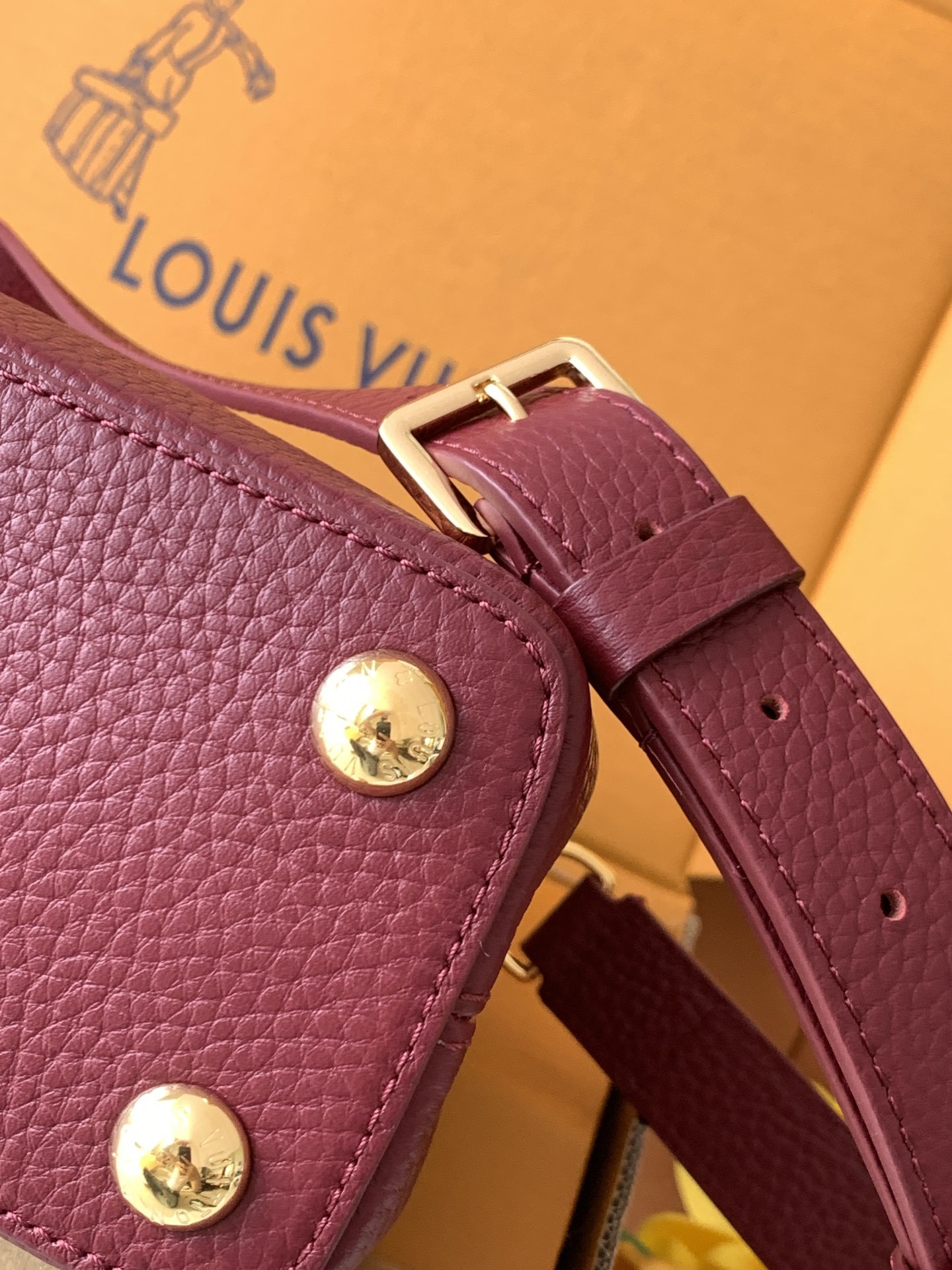 特级全钢 M25404 枣红金 本款Capucines BB手袋取材经典Taurillon 牛皮革,以恰