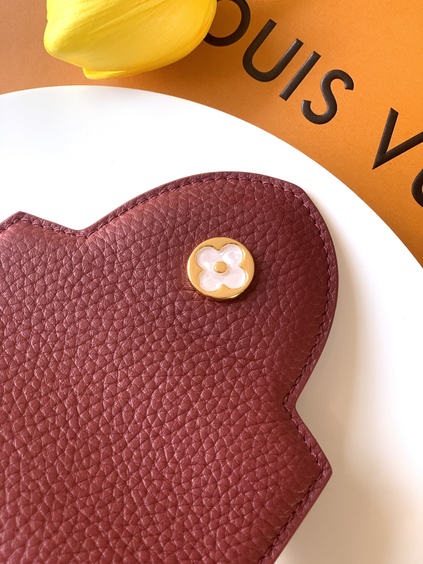 特级全钢 M25404 枣红金 本款Capucines BB手袋取材经典Taurillon 牛皮革,以恰