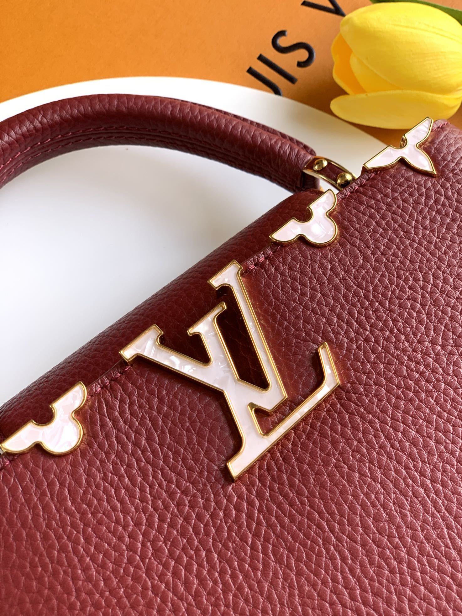 特级全钢 M25404 枣红金 本款Capucines BB手袋取材经典Taurillon 牛皮革,以恰
