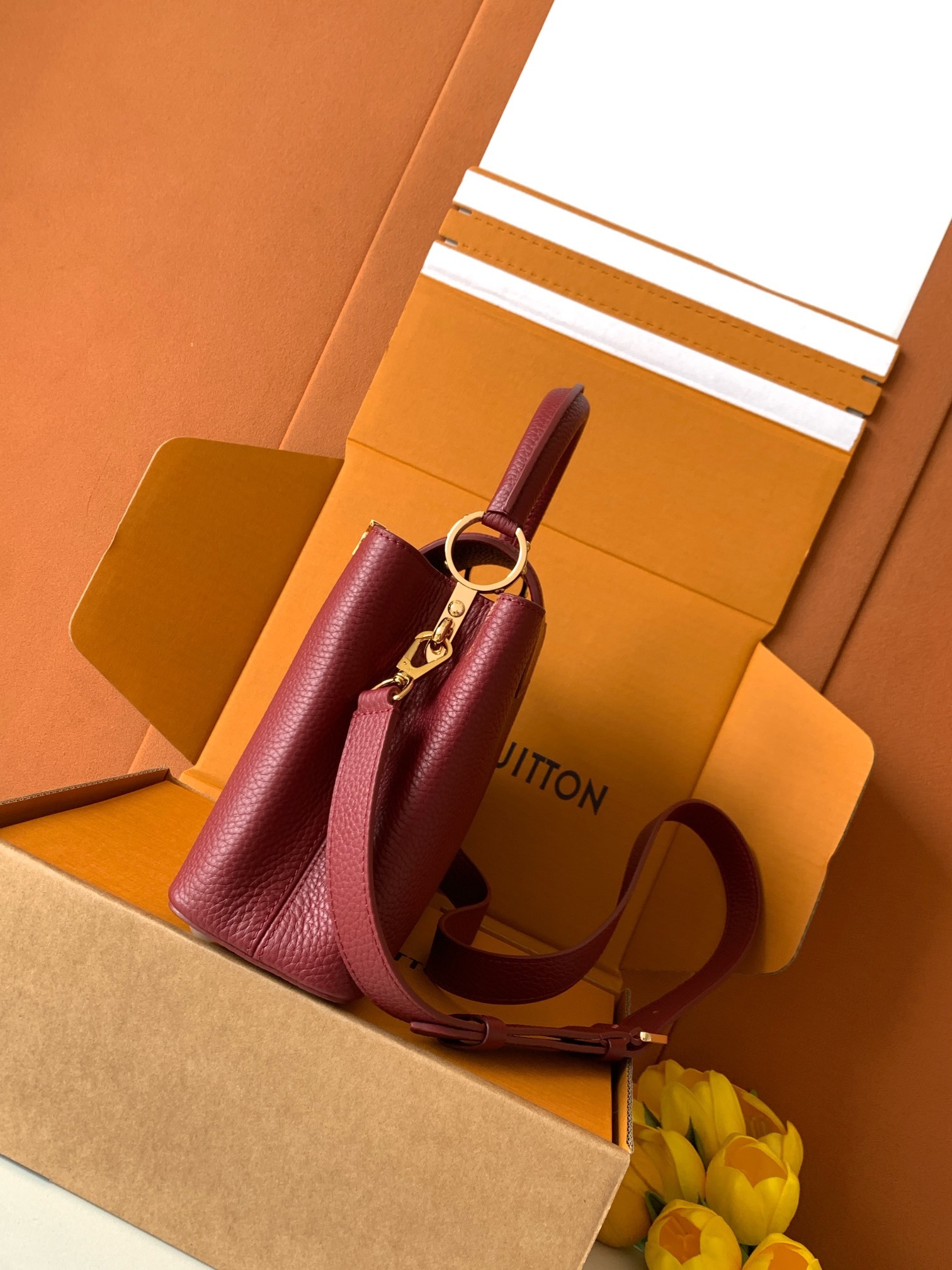 特级全钢 M25404 枣红金 本款Capucines BB手袋取材经典Taurillon 牛皮革,以恰