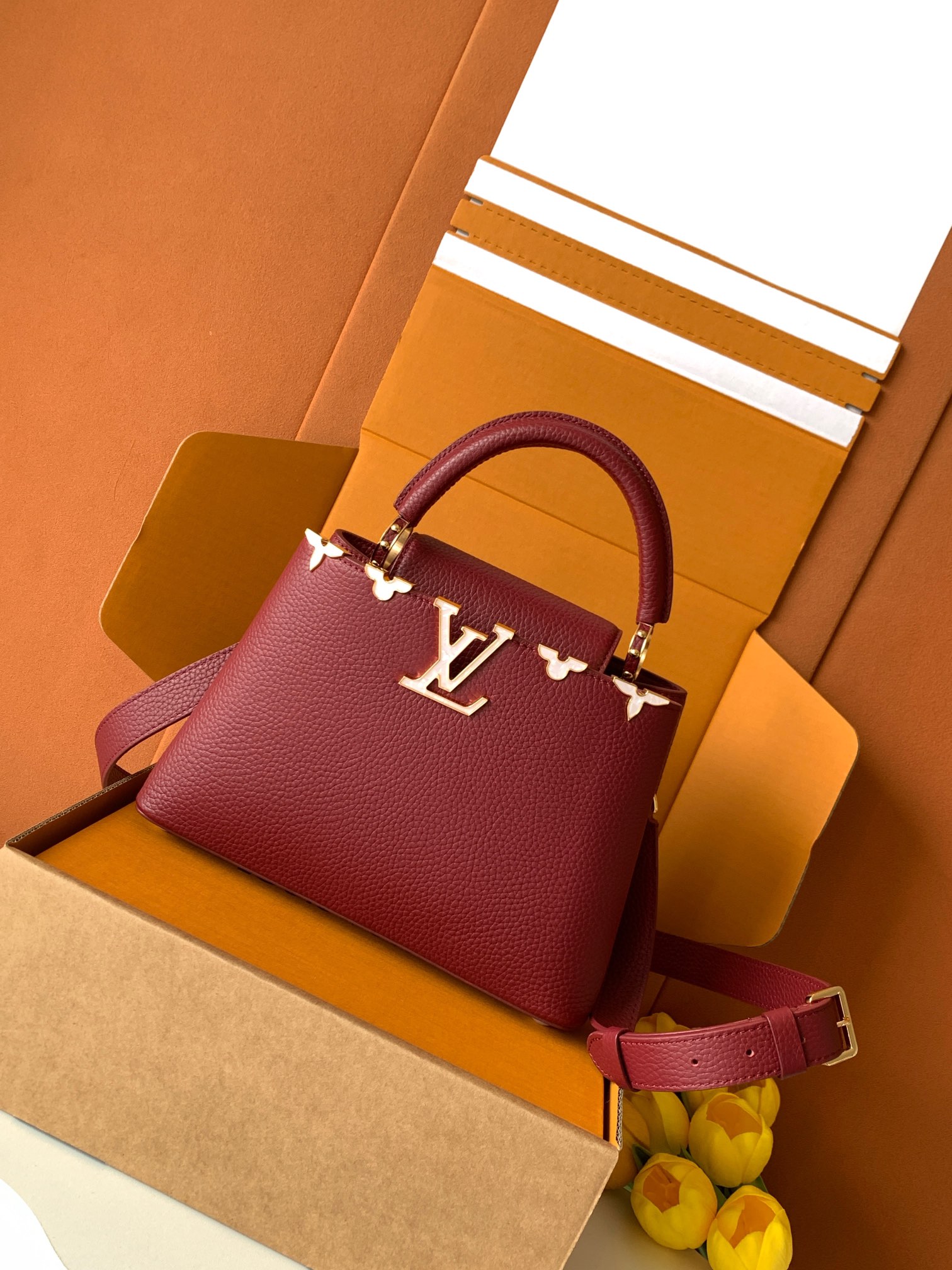 特级全钢 M25404 枣红金 本款Capucines BB手袋取材经典Taurillon 牛皮革，以恰