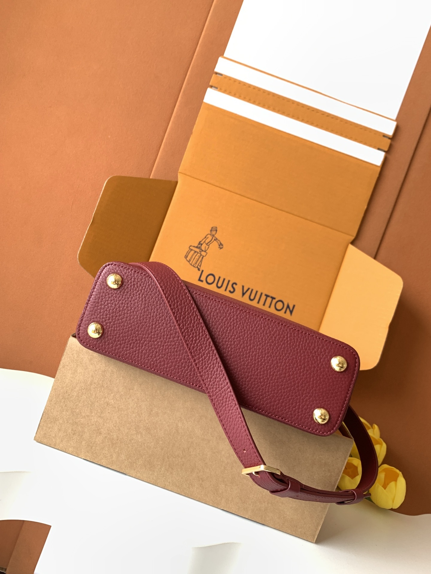 特级全钢 M25404 枣红金 本款Capucines BB手袋取材经典Taurillon 牛皮革,以恰