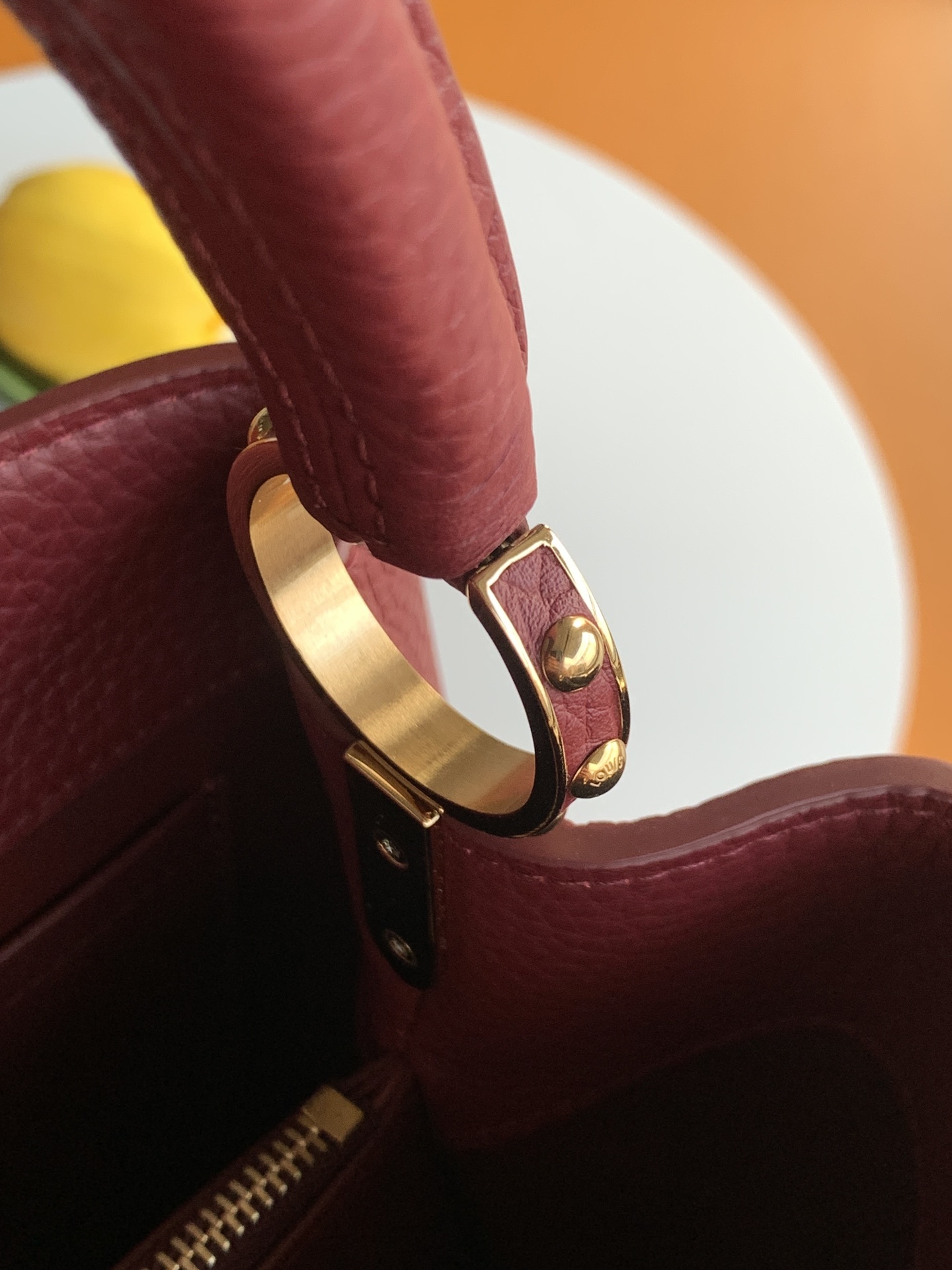 特级全钢 M25404 枣红金 本款Capucines BB手袋取材经典Taurillon 牛皮革,以恰