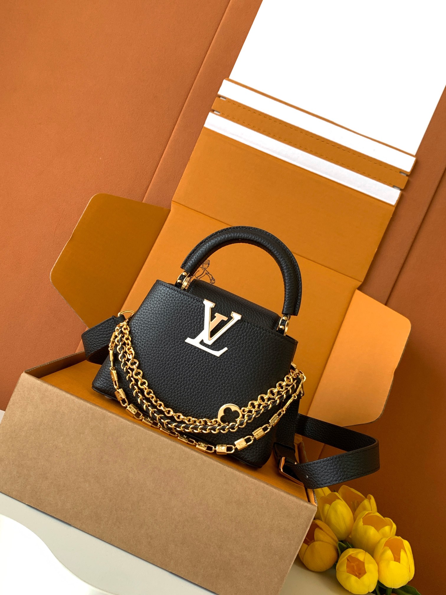 特级全钢 M11906 黑色金 进口牛皮动态芯片 本款 Capucines BB 手袋出自 Trilog