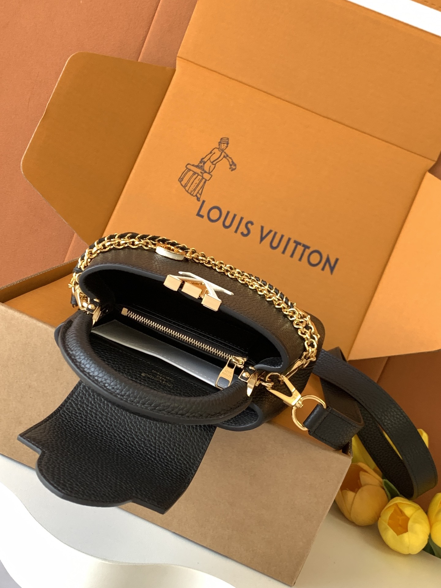 特级全钢 M11906 黑色金 进口牛皮动态芯片 本款 Capucines BB 手袋出自 Trilog