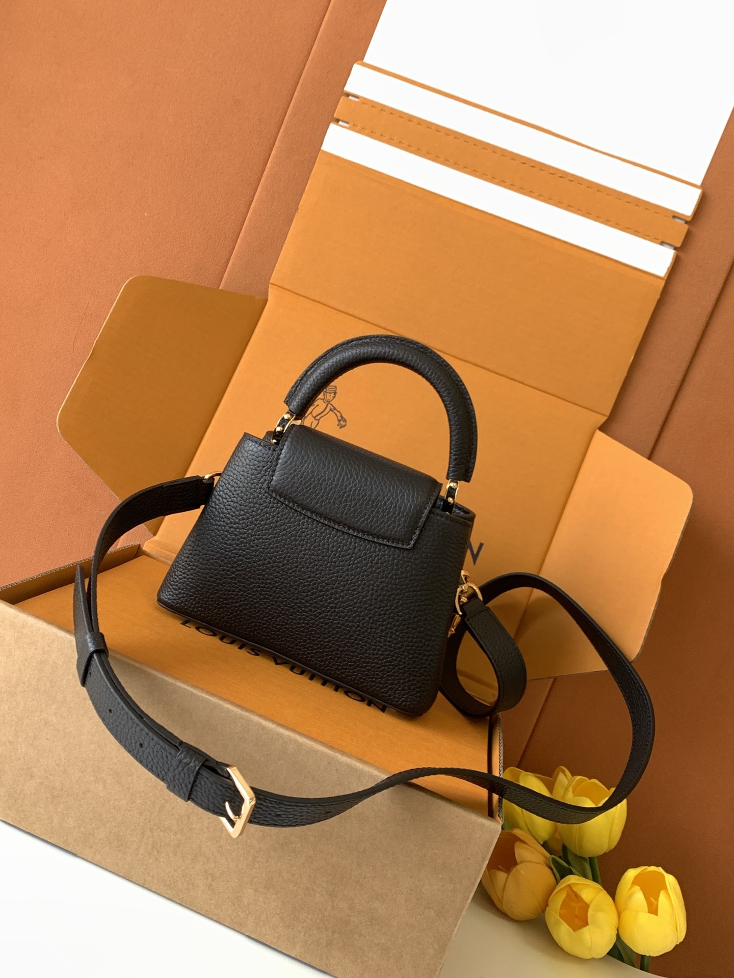 特级全钢 M11906 黑色金 进口牛皮动态芯片 本款 Capucines BB 手袋出自 Trilog