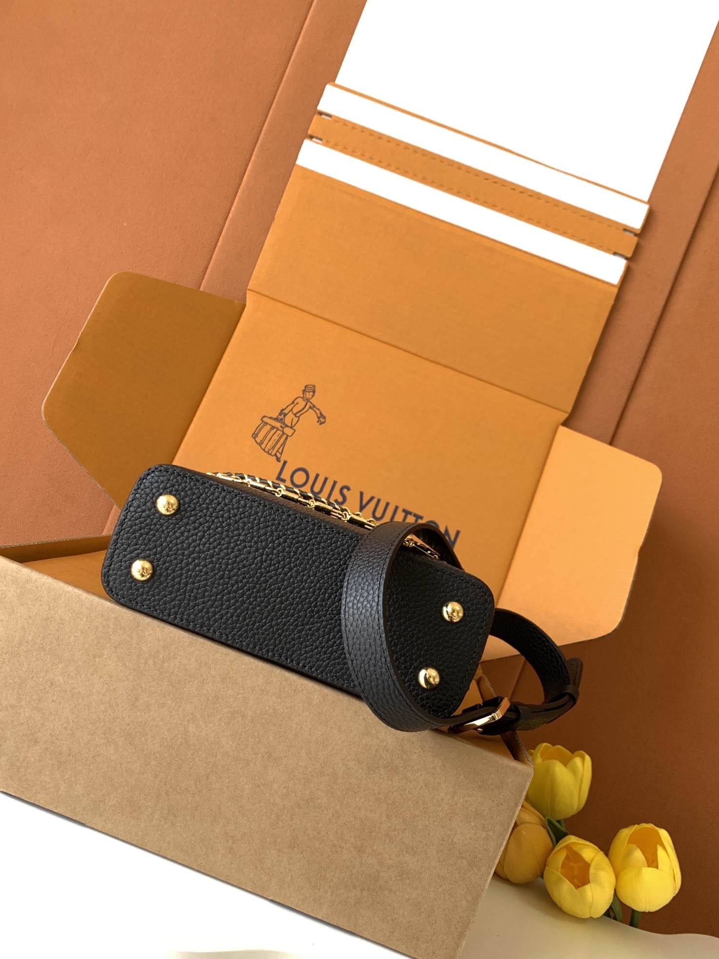 特级全钢 M11906 黑色金 进口牛皮动态芯片 本款 Capucines BB 手袋出自 Trilog