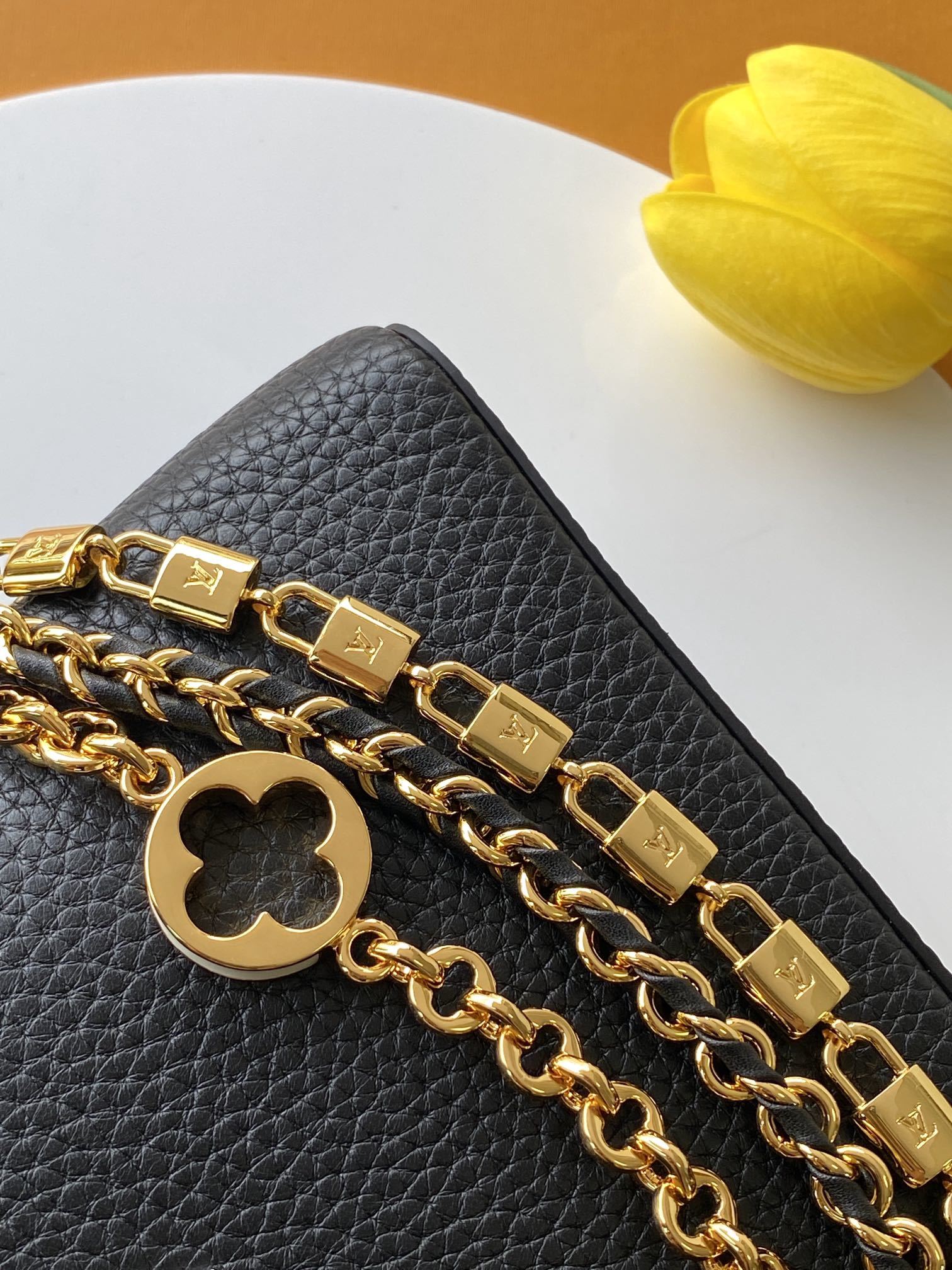 特级全钢 M11906 黑色金 进口牛皮动态芯片 本款 Capucines BB 手袋出自 Trilog