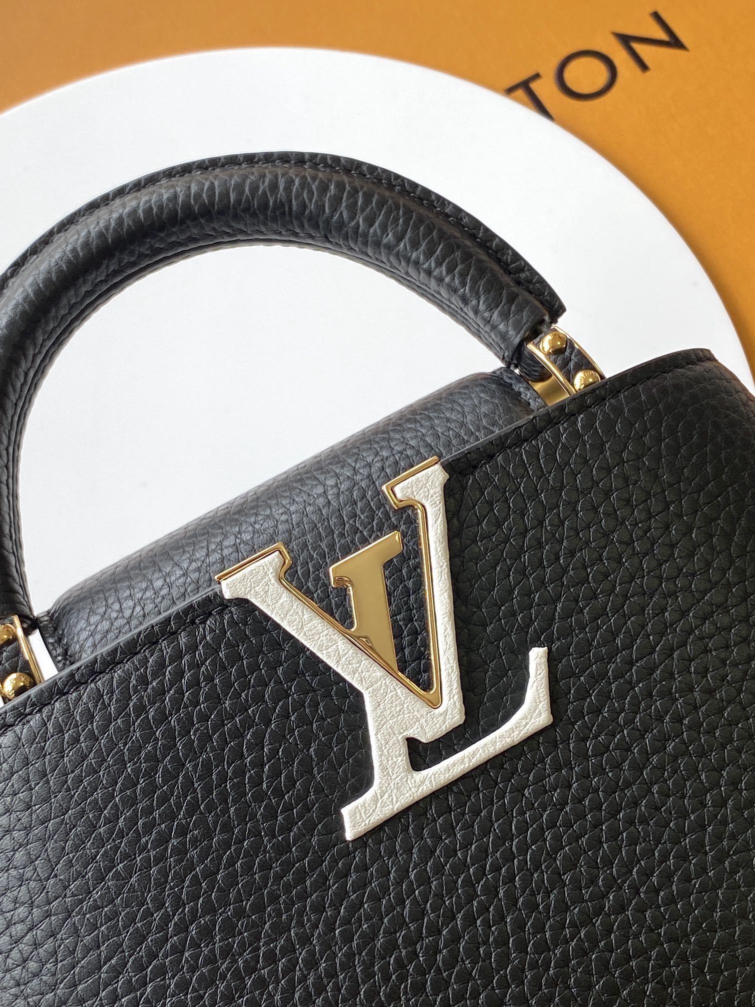 特级全钢 M11906 黑色金 进口牛皮动态芯片 本款 Capucines BB 手袋出自 Trilog