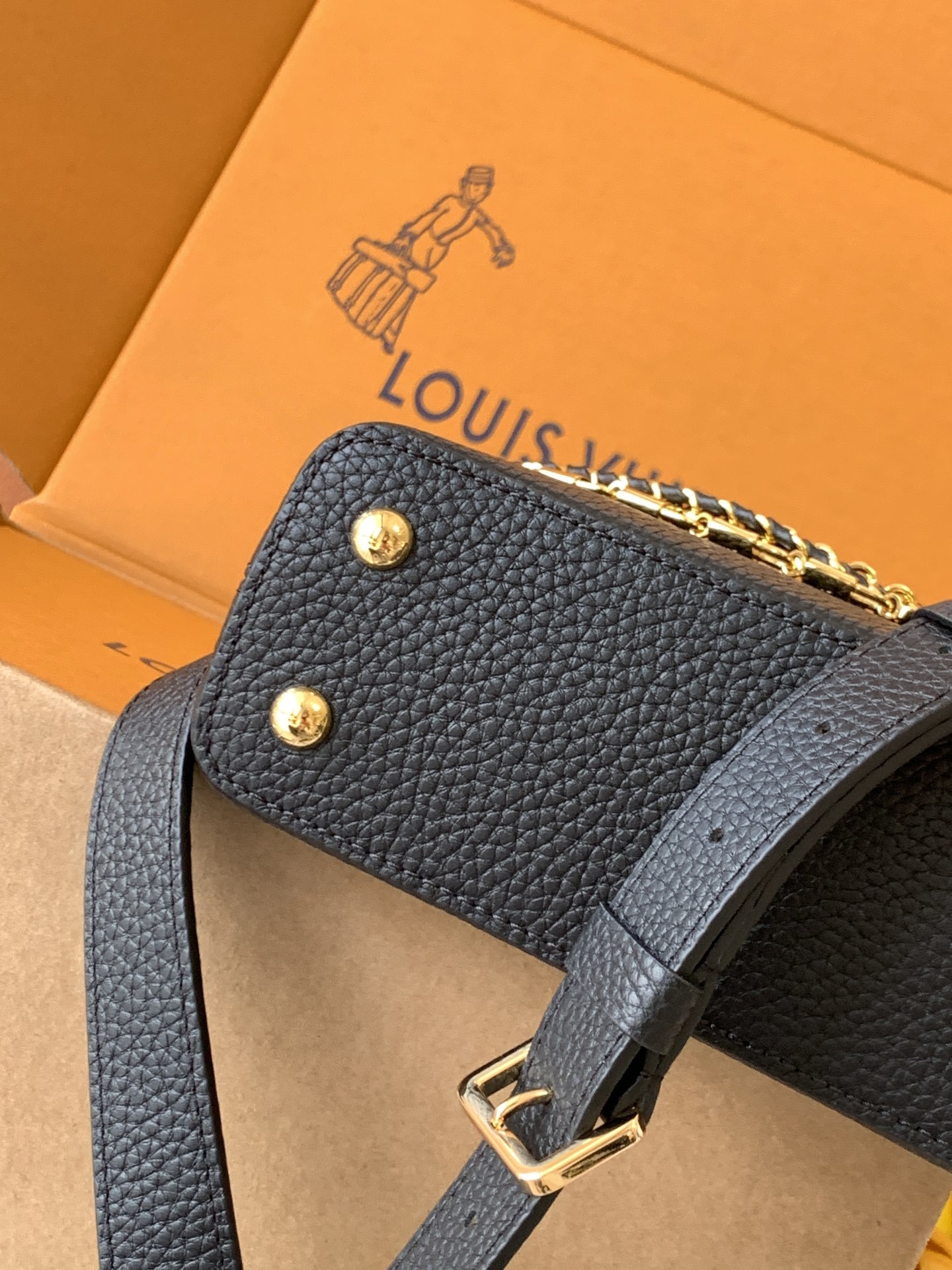 特级全钢 M11906 黑色金 进口牛皮动态芯片 本款 Capucines BB 手袋出自 Trilog