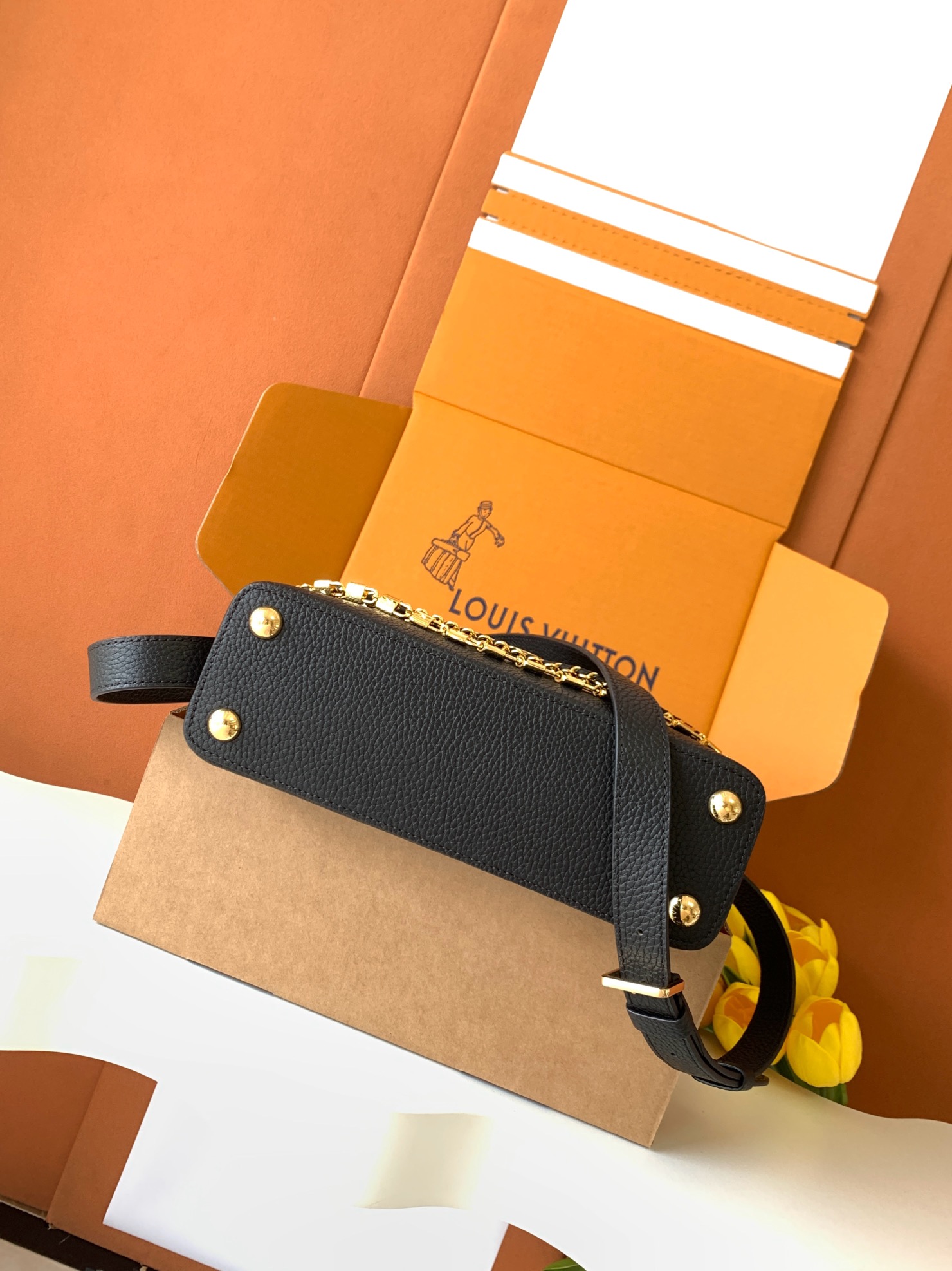 Louis Vuitton 全钢 M12345 黑色金 进口牛皮动态芯片 本款 Capucines BB 手袋出自 Trilogy 系列