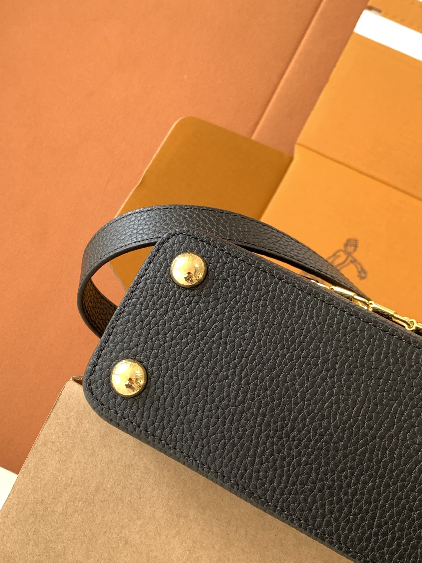 Louis Vuitton 全钢 M12345 黑色金 进口牛皮动态芯片 本款 Capucines BB 手袋出自 Trilogy 系列