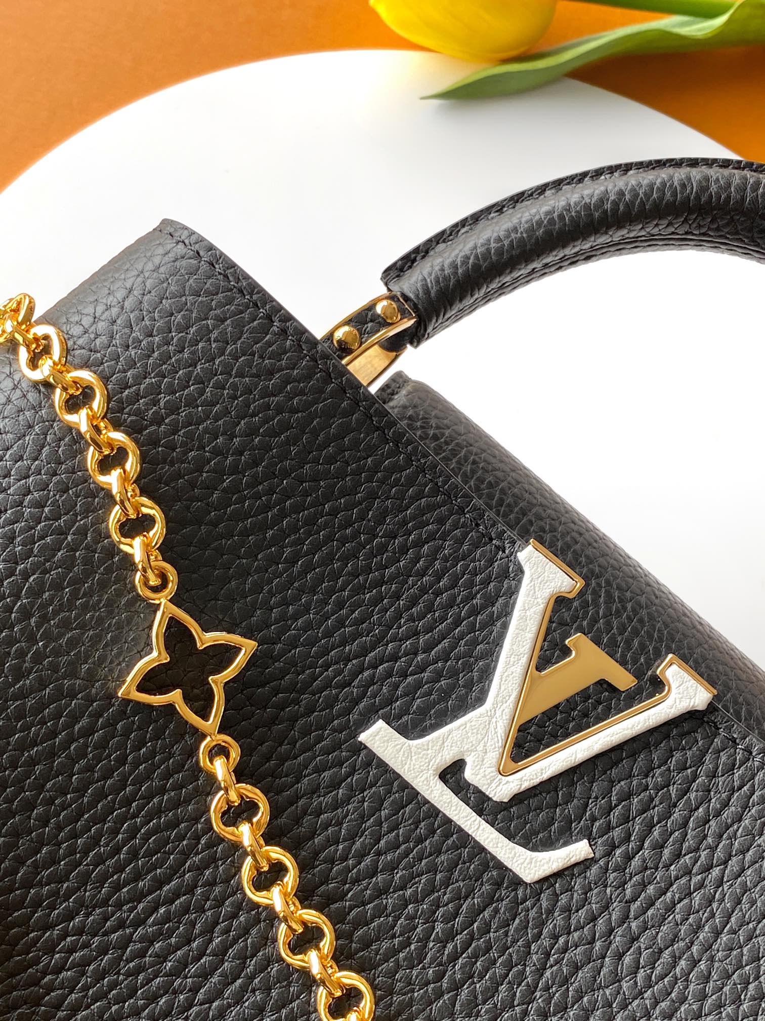 Louis Vuitton 全钢 M12345 黑色金 进口牛皮动态芯片 本款 Capucines BB 手袋出自 Trilogy 系列