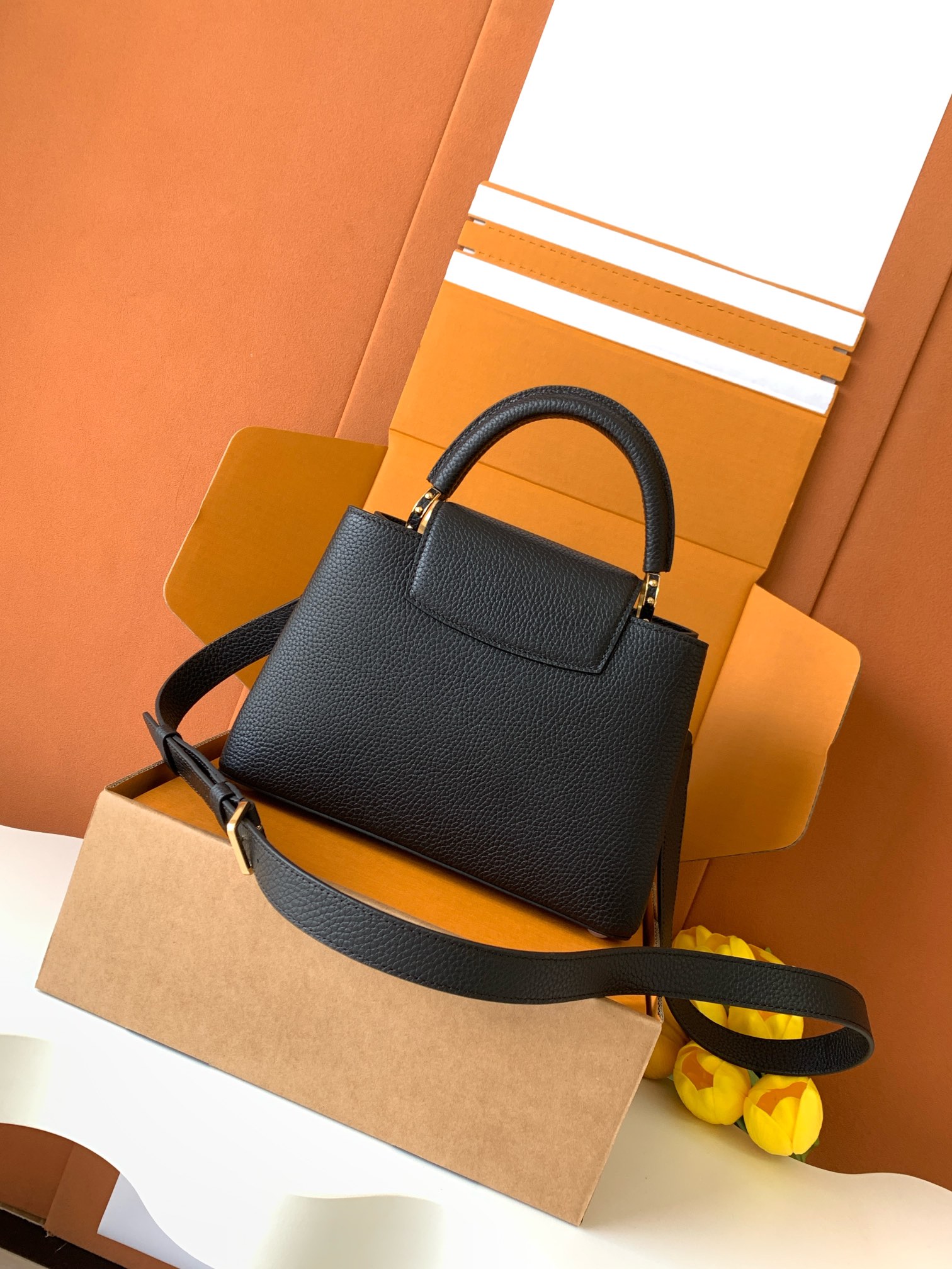 Louis Vuitton 全钢 M12345 黑色金 进口牛皮动态芯片 本款 Capucines BB 手袋出自 Trilogy 系列