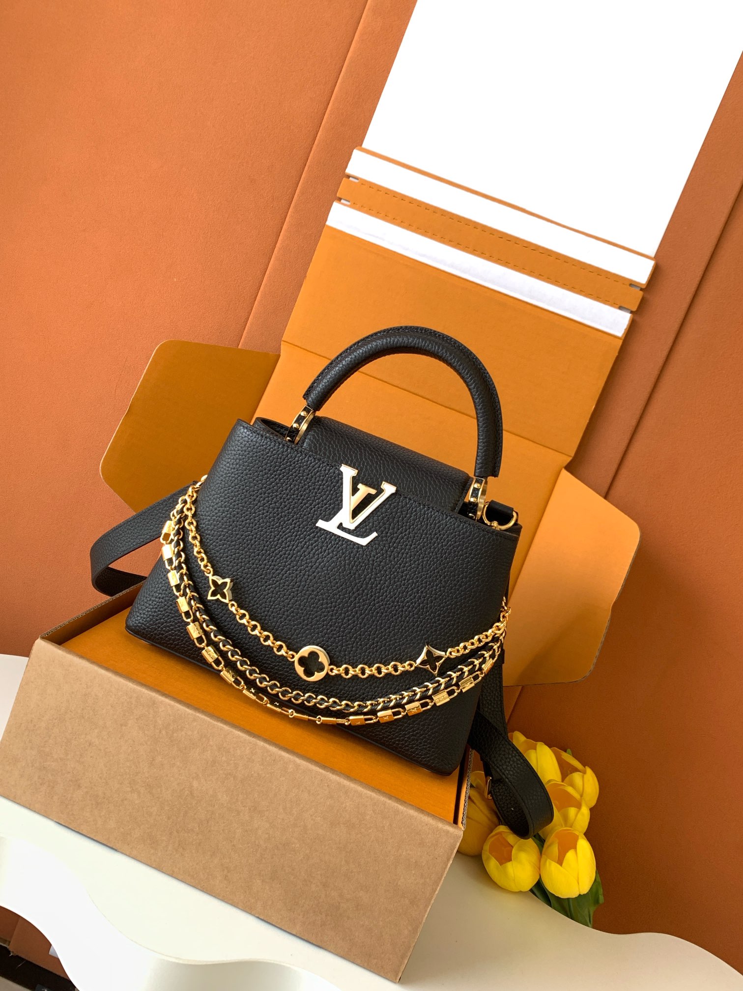 Louis Vuitton 全钢 M12345 黑色金 进口牛皮动态芯片 本款 Capucines BB 手袋出自 Trilogy 系列