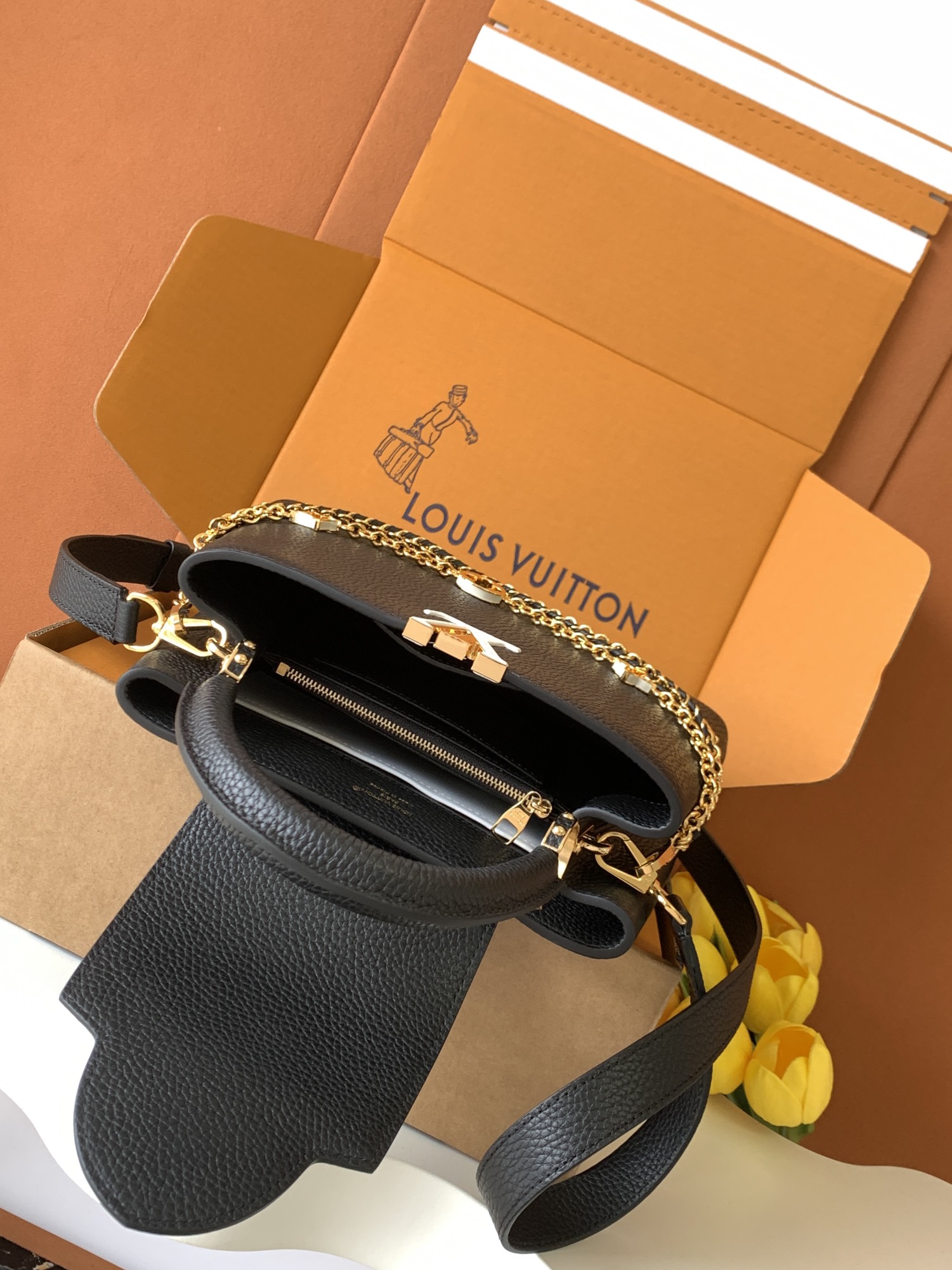 Louis Vuitton 全钢 M12345 黑色金 进口牛皮动态芯片 本款 Capucines BB 手袋出自 Trilogy 系列