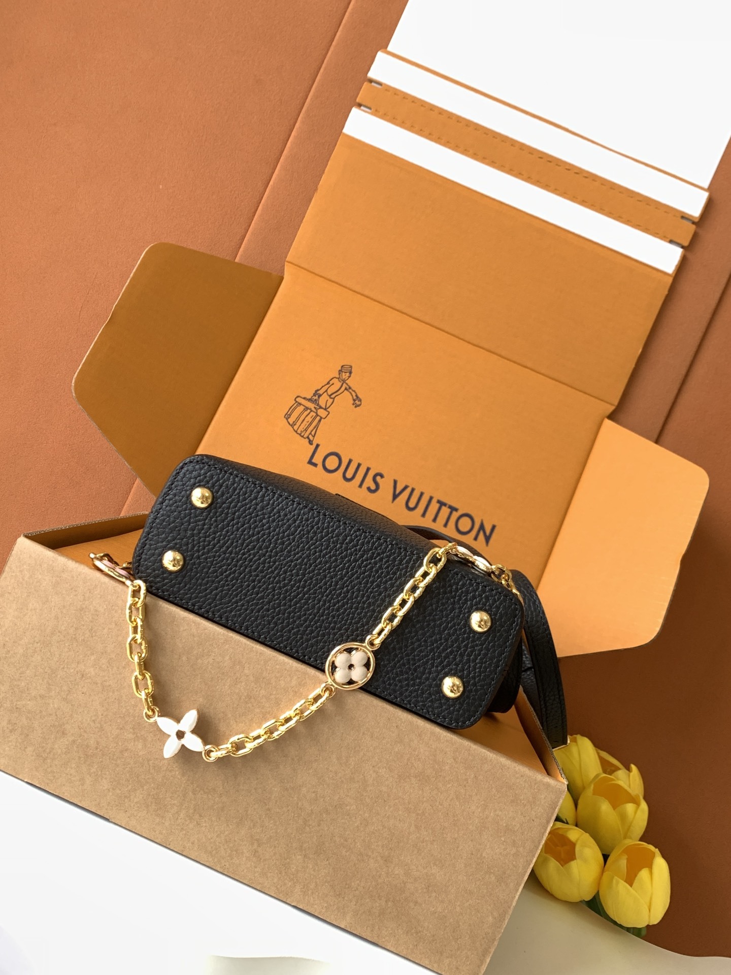 【特级全钢💋M20845进口牛皮黑色配浅樱花粉色花卉三拼】本款 Capucines 迷你手袋展现柔婉之美