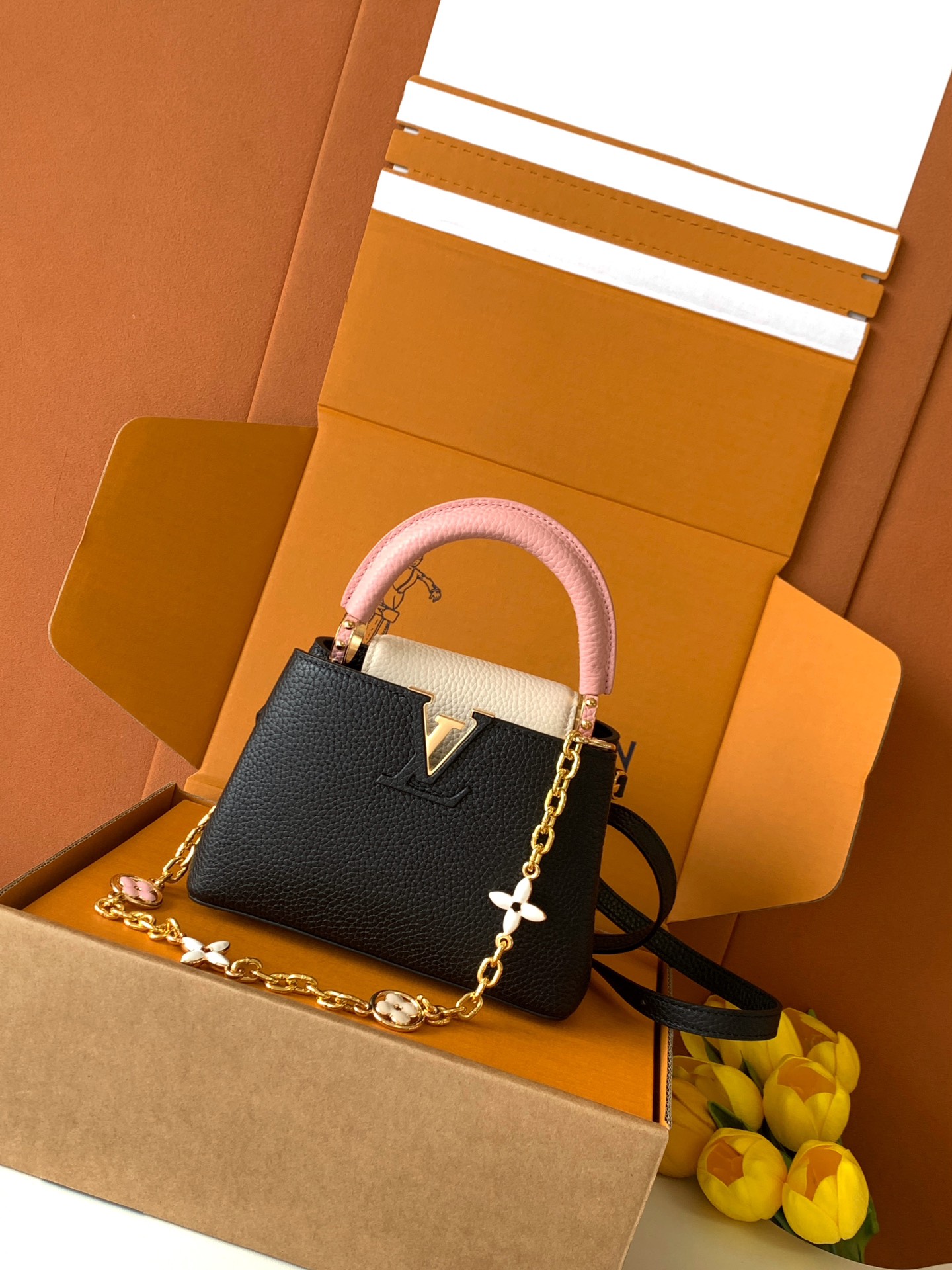 【特级全钢💋M20845进口牛皮黑色配浅樱花粉色花卉三拼】本款 Capucines 迷你手袋展现柔婉之美