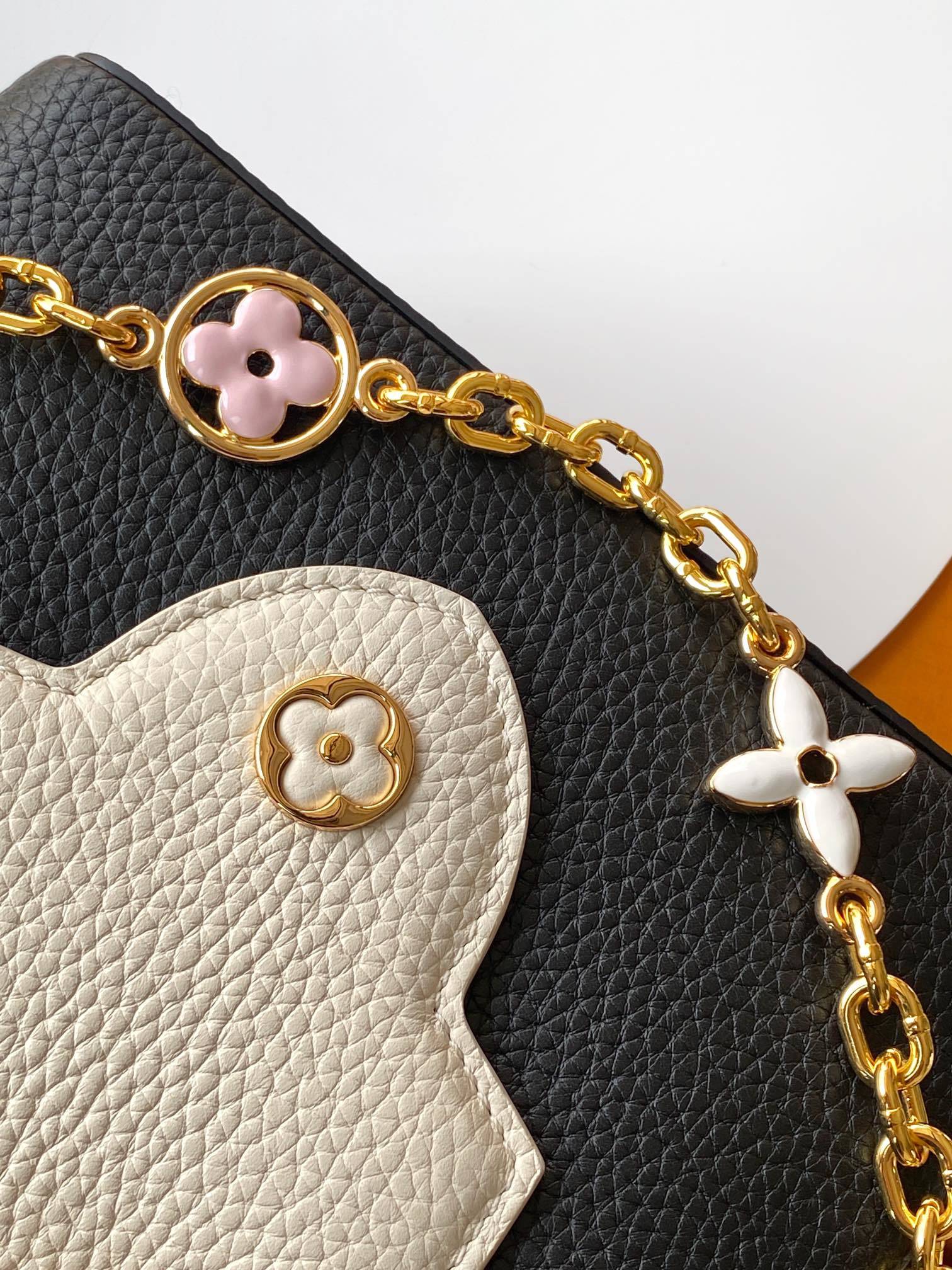 【特级全钢💋M20845进口牛皮黑色配浅樱花粉色花卉三拼】本款 Capucines 迷你手袋展现柔婉之美