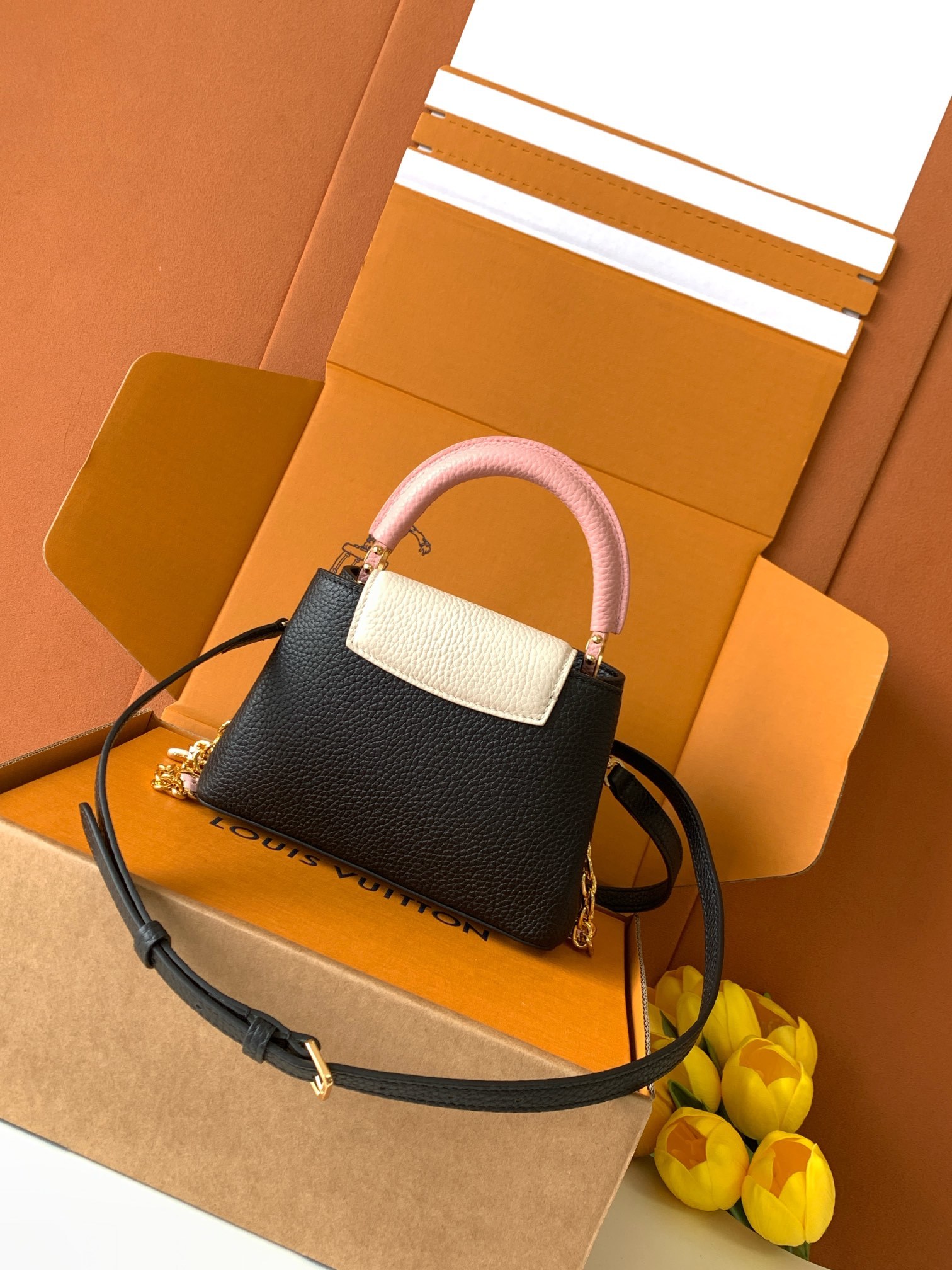 【特级全钢💋M20845进口牛皮黑色配浅樱花粉色花卉三拼】本款 Capucines 迷你手袋展现柔婉之美