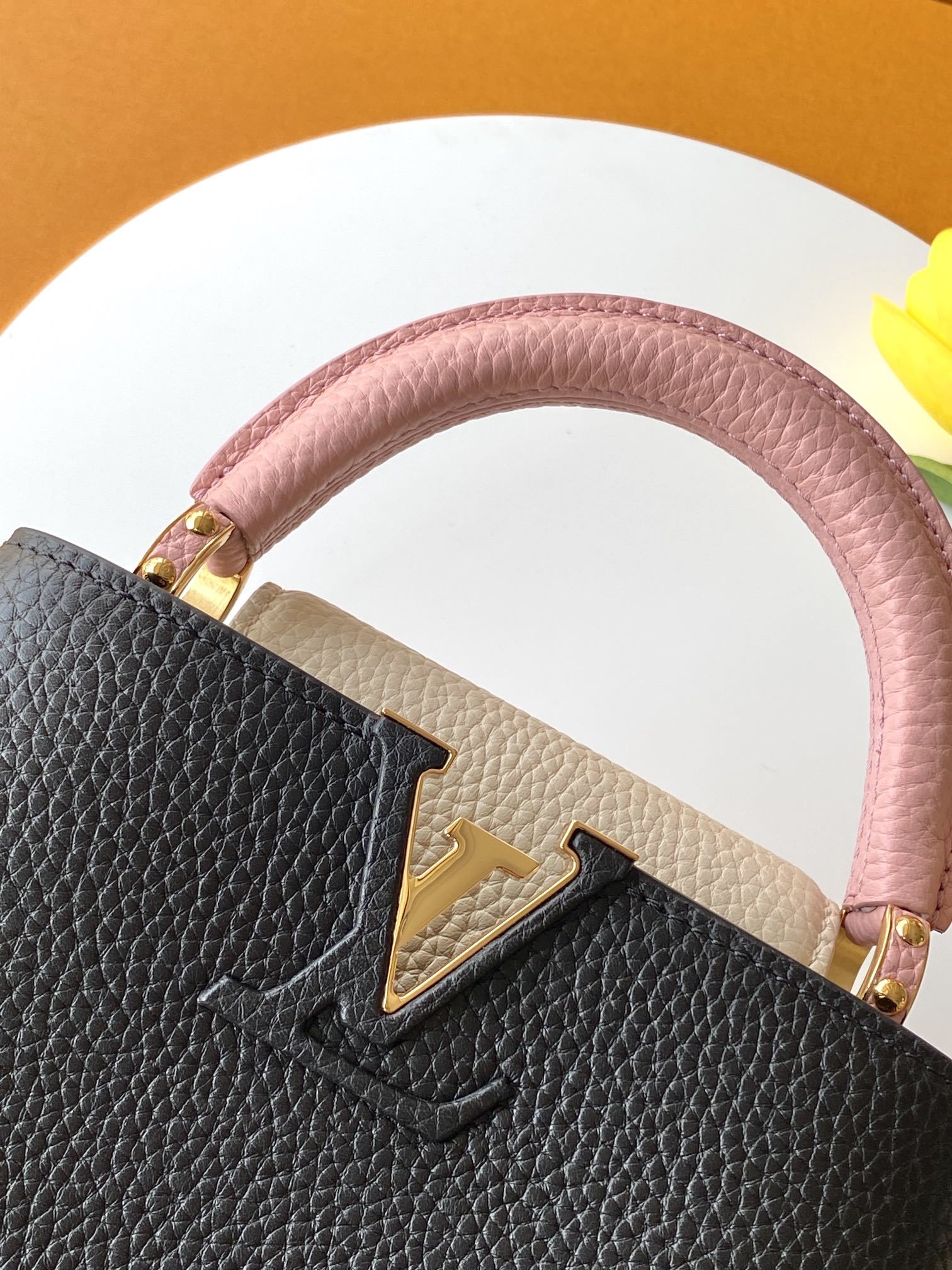 【特级全钢💋M20845进口牛皮黑色配浅樱花粉色花卉三拼】本款 Capucines 迷你手袋展现柔婉之美