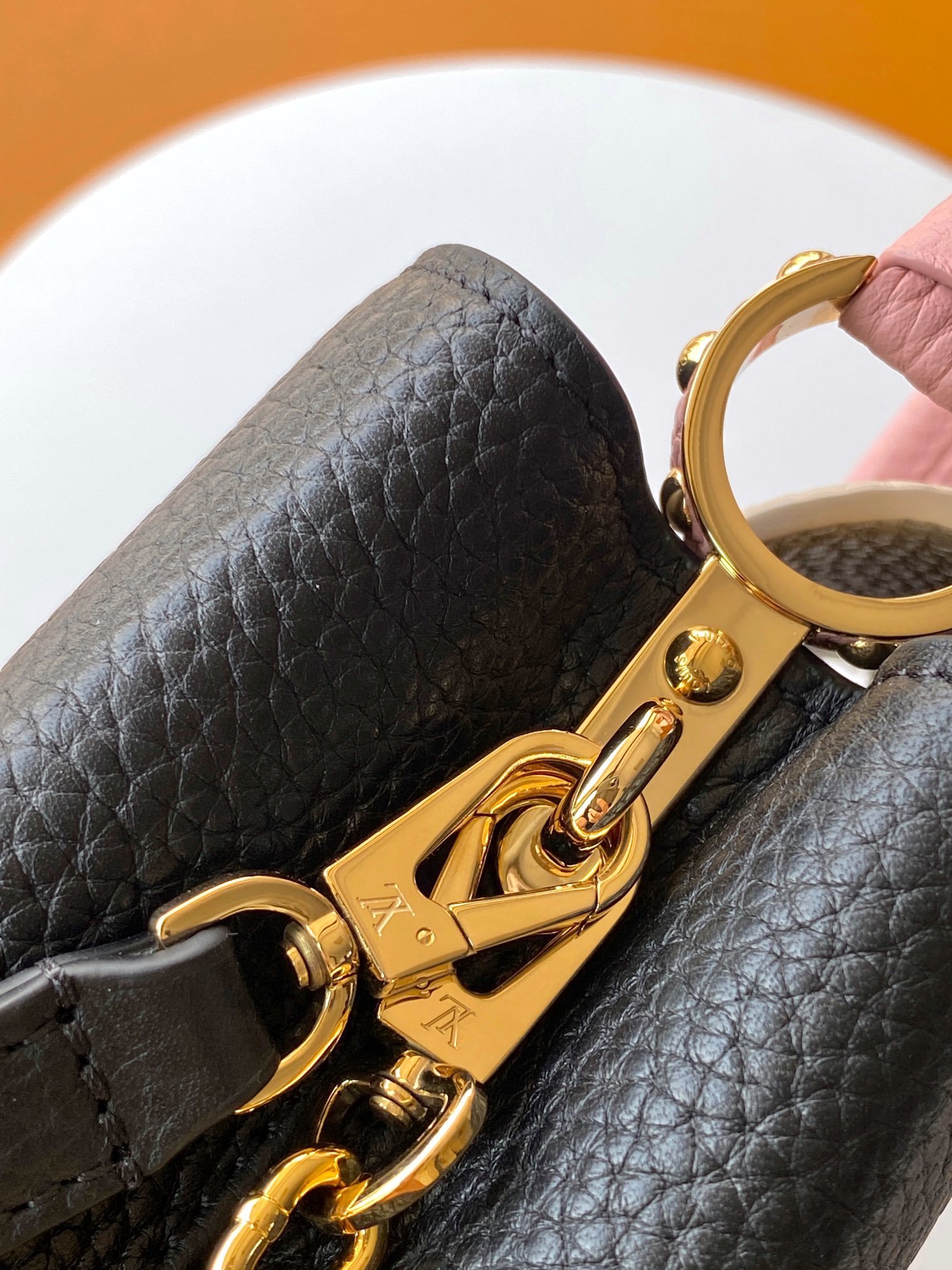 【特级全钢💋M20845进口牛皮黑色配浅樱花粉色花卉三拼】本款 Capucines 迷你手袋展现柔婉之美