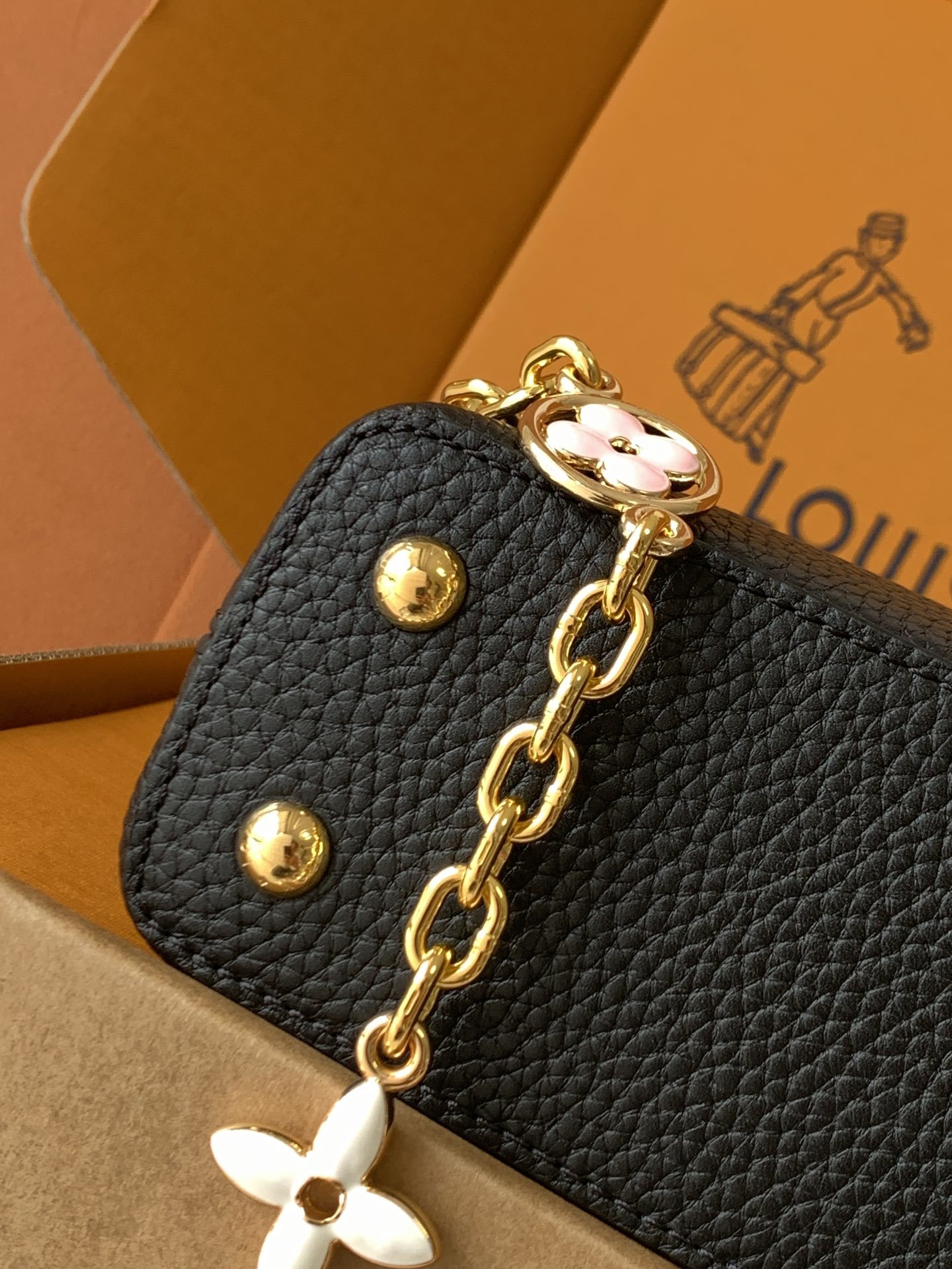 【特级全钢💋M20845进口牛皮黑色配浅樱花粉色花卉三拼】本款 Capucines 迷你手袋展现柔婉之美