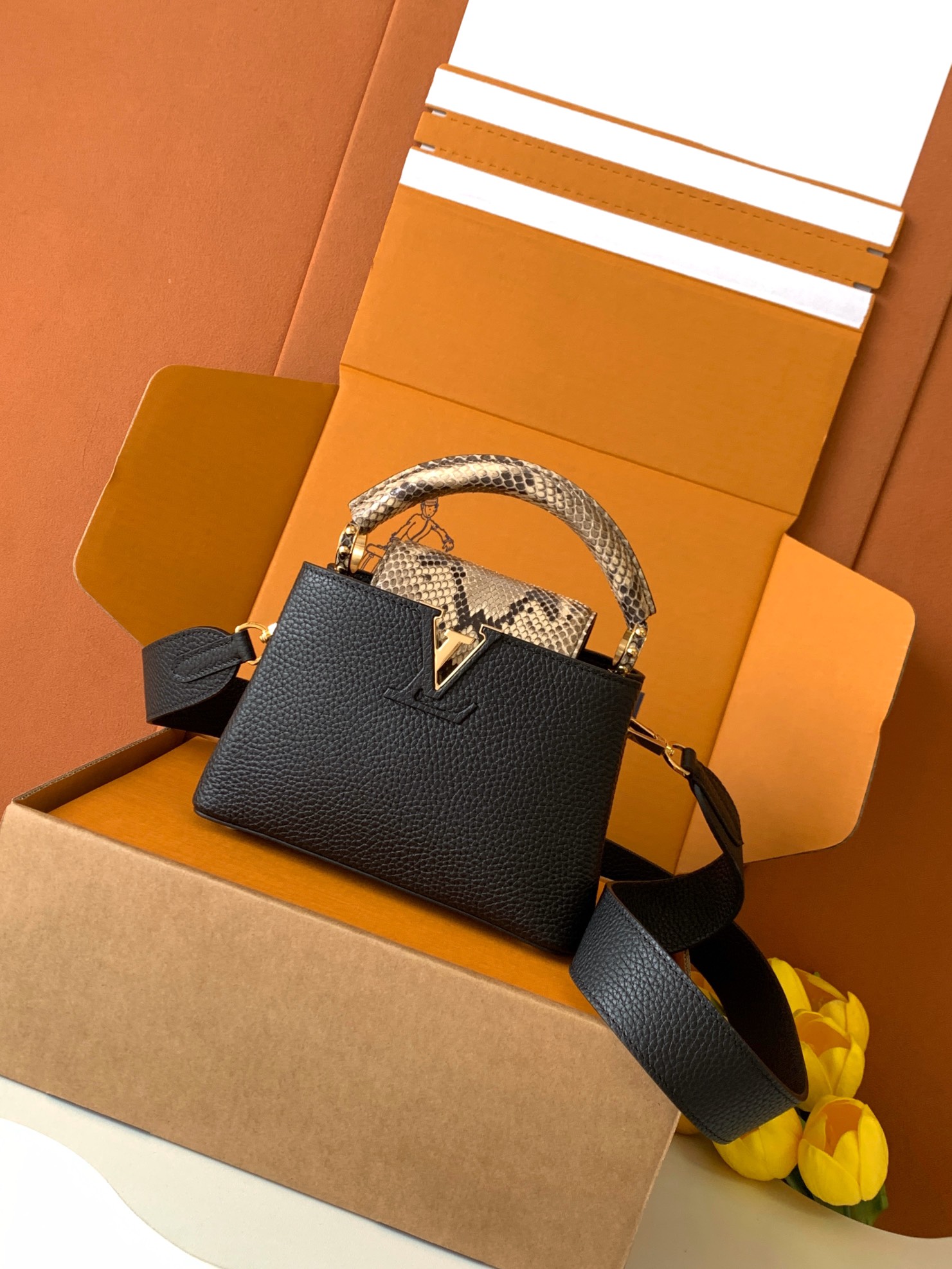 【特级MB芯片版原厂皮】Capucines 迷你 黑色配蟒蛇金型号：M81410黑色蟒蛇动态芯片版材料：