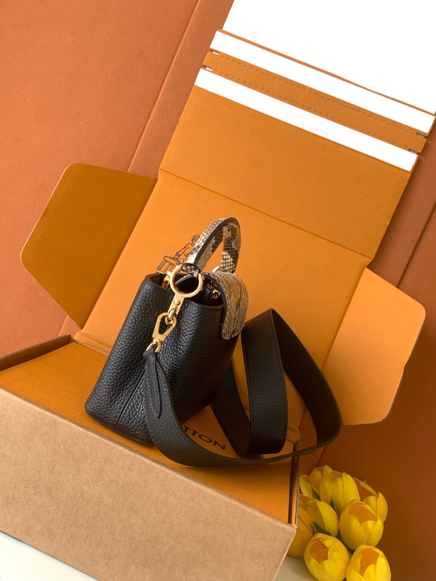 【特级MB芯片版原厂皮】Capucines 迷你 黑色配蟒蛇金型号:M81410黑色蟒蛇动态芯片版材料: